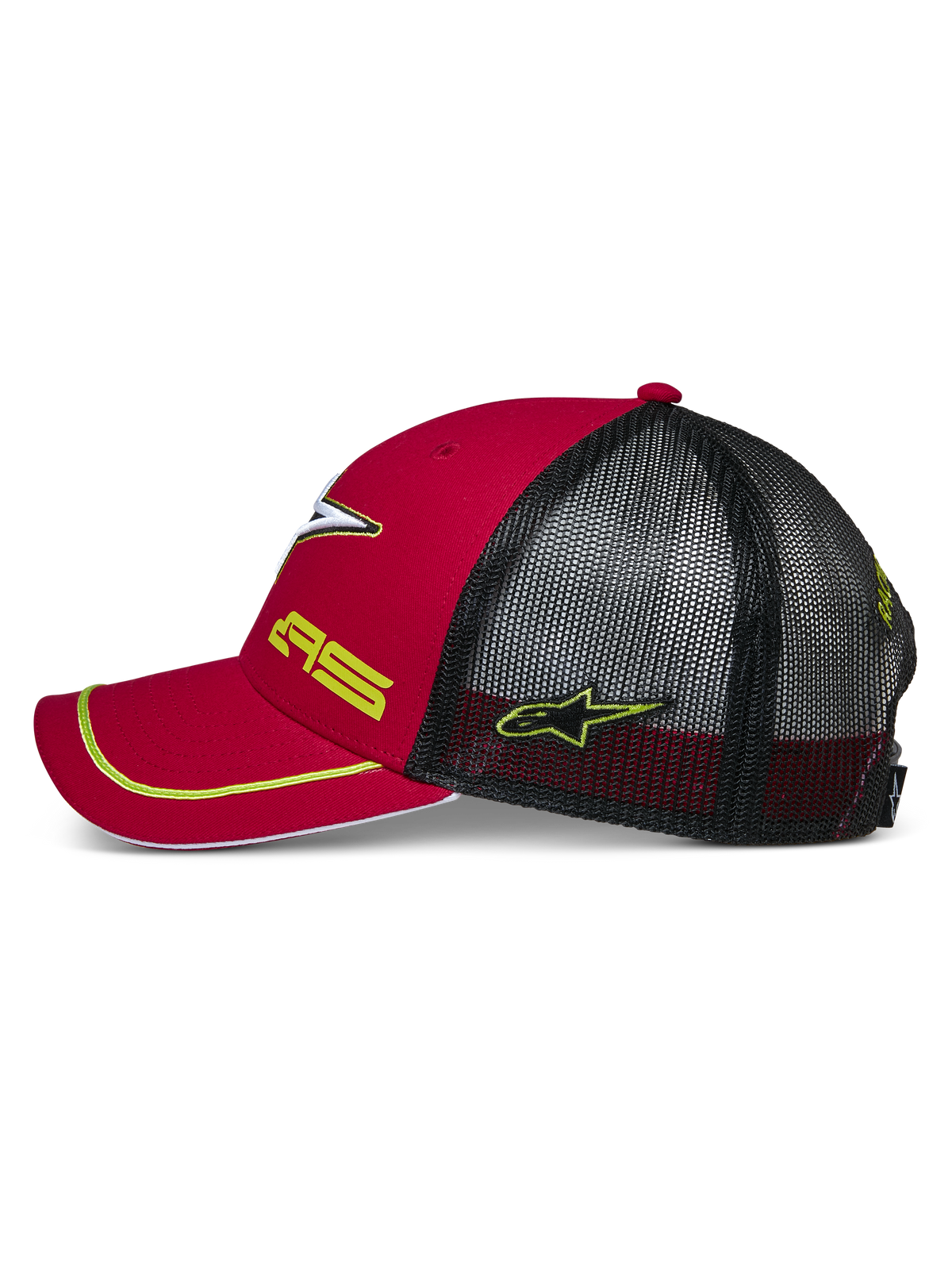 Alpinestars Exceed Trucker Hat, vista laterale rossa e nera, visiera curva con profilo giallo, pannelli posteriori in rete nera, ricamo giallo del logo AS e della stella, copricapo casual ispirato al motorsport