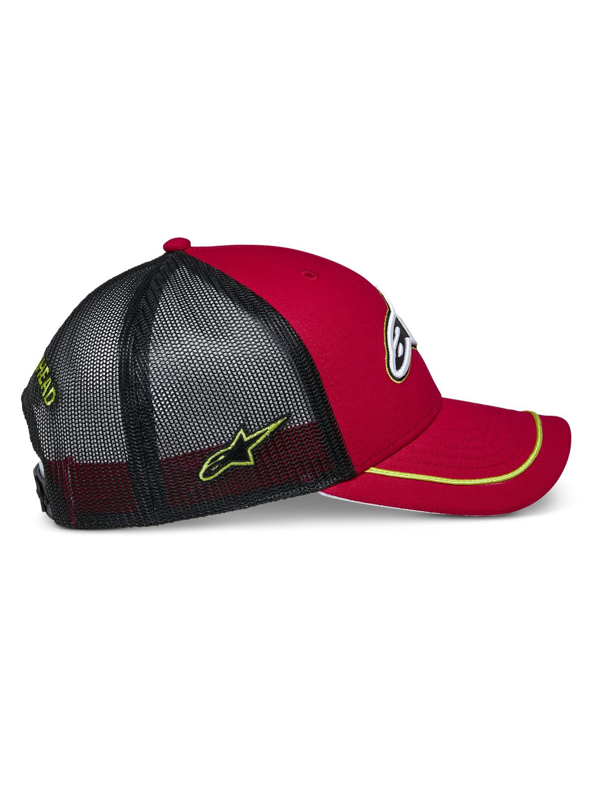 Cappello Trucker Alpinestars Exceed, rosso e nero con dettagli giallo neon, visiera curva con rifinitura sutache giallo neon, corona strutturata rossa e retro in mesh nera con logo laterale ricamato, stile casual motorsport