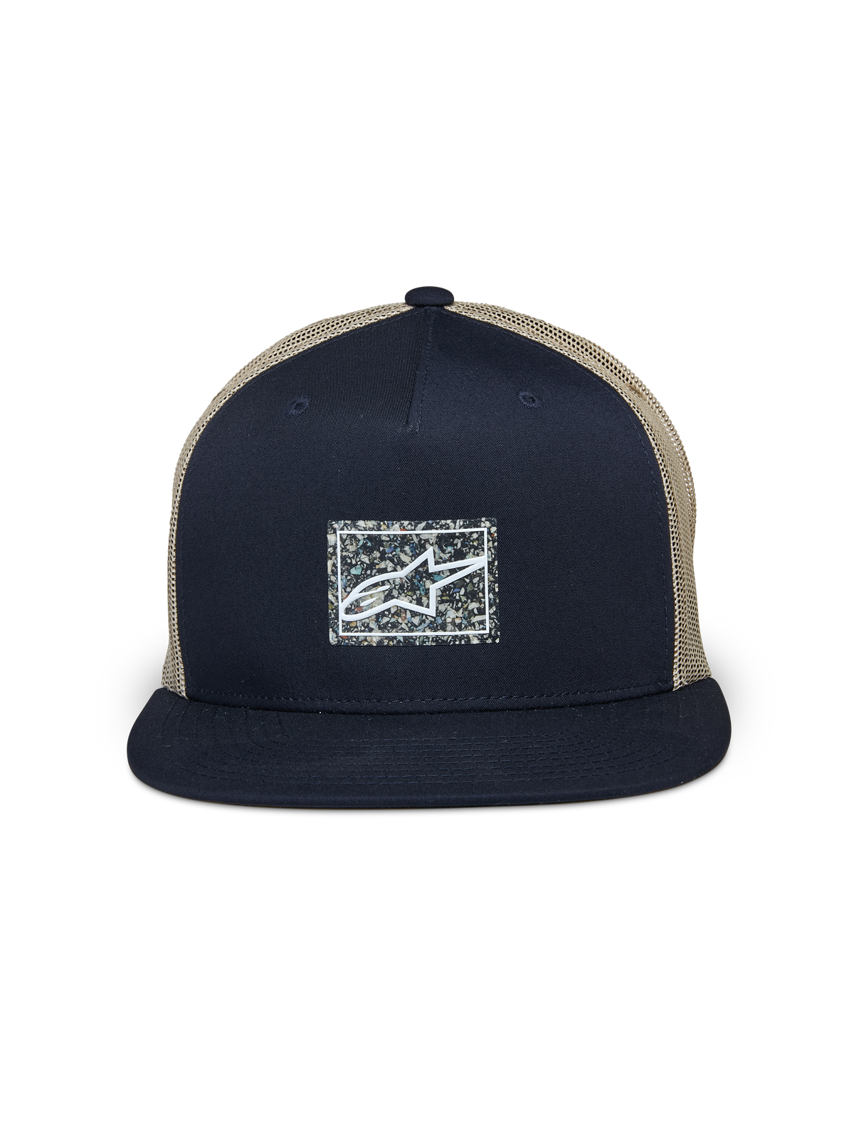 Cappello Alpinestars Mackinic Trucker, blu navy e kaki, cappellino trucker con visiera piatta, pannello frontale blu strutturato con toppa logo rettangolare maculata riciclata, retro in rete kaki, copricapo casual ispirato al motorsport