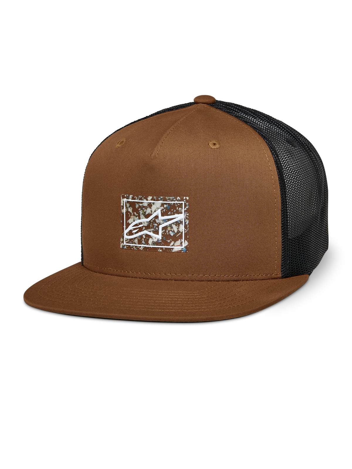 Alpinestars Mackinic Trucker Hat, cappello marrone con retro in mesh nero, corona strutturata e visiera piatta, logo A-star bianco su patch rettangolare screziata, copricapo casual ispirato al motorsport