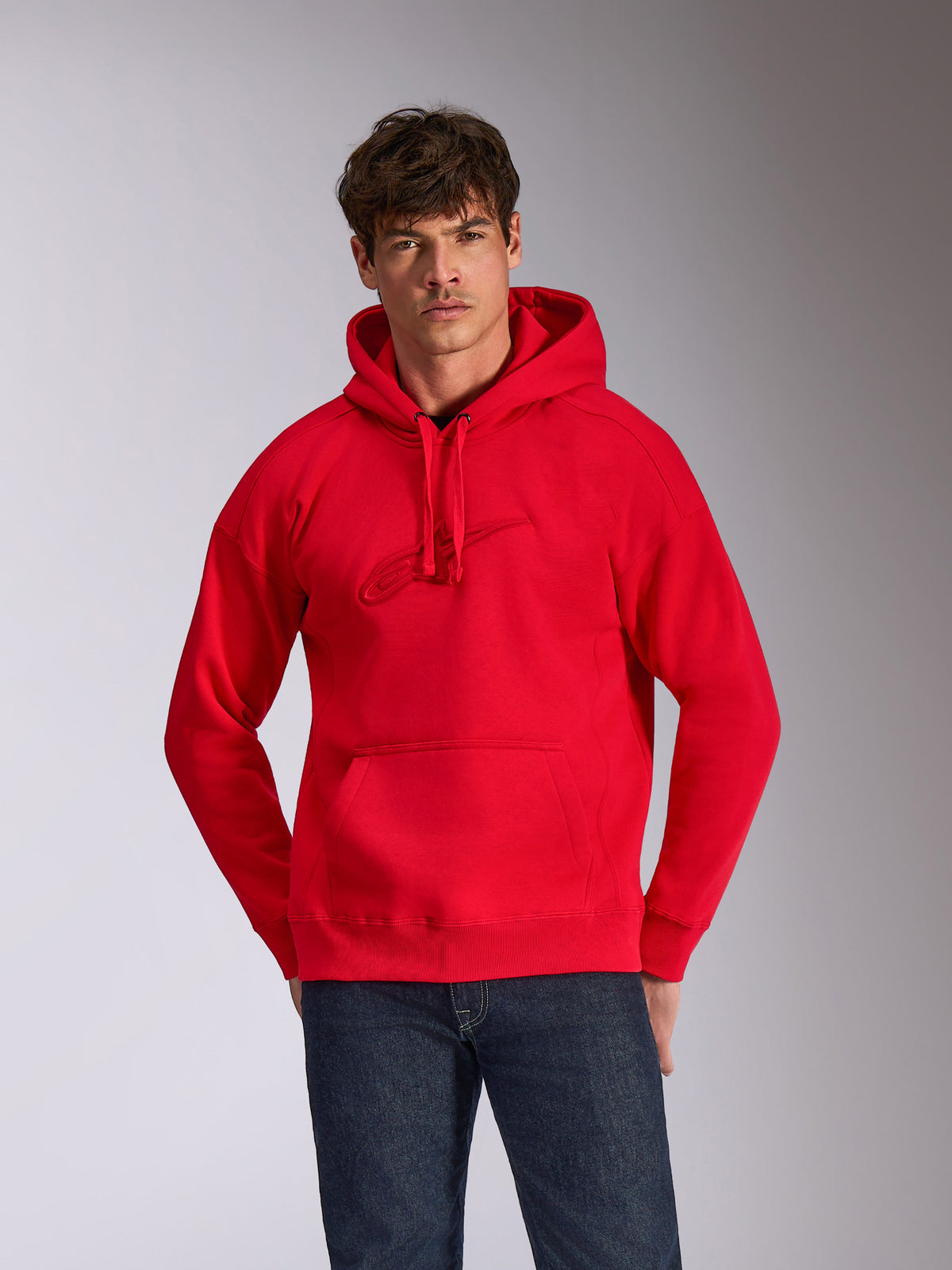 Alpinestars Emergent Oversized Hoodie, felpa rossa con cappuccio, logo Astars ricamato in 3D tono su tono sul petto, tasca a marsupio, vestibilità oversize, streetwear casual ispirato al motorsport