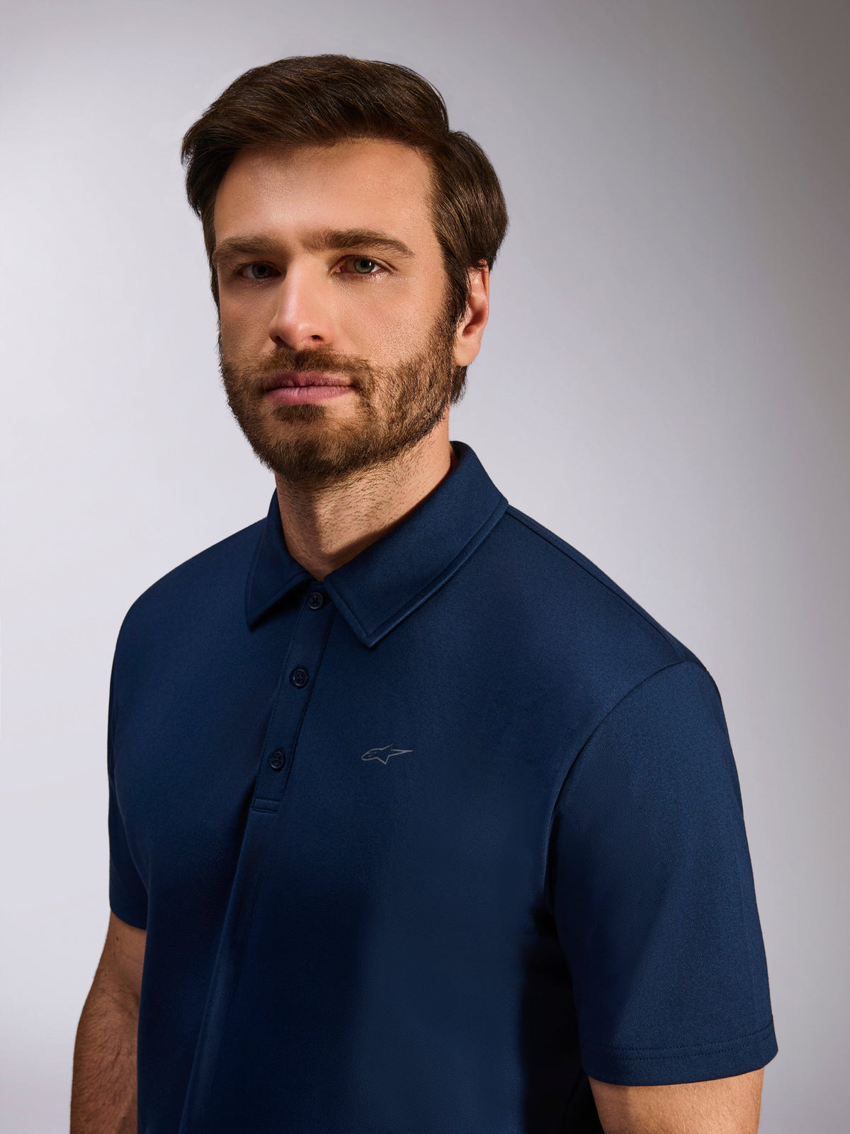 Polo Alpinestars Impetus Sport, blu navy, polo a maniche corte in finta rete, con chiusura a tre bottoni e discreto logo Astars sul petto, abbigliamento casual motorsport lifestyle
