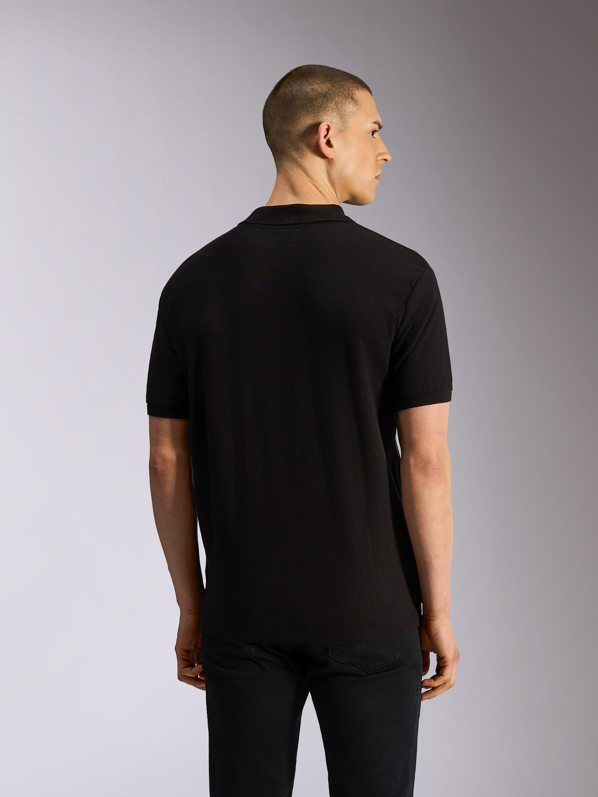 Alpinestars Polo Endeavor Classic, polo a maniche corte, nero, vista posteriore su modello, maglia classica in piqué con colletto e polsini a coste, abbigliamento casual ispirato al motorsport