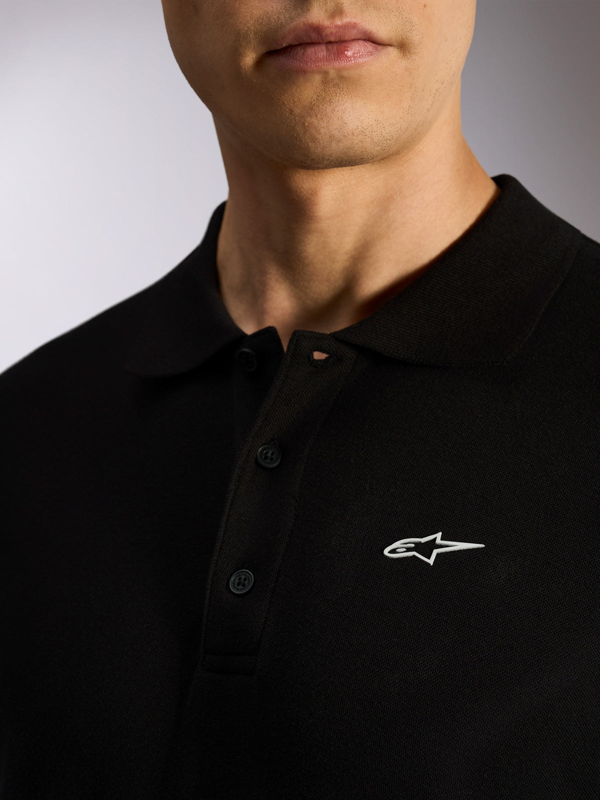 Alpinestars Polo Endeavor Classic, polo a maniche corte in piqué nero, abbottonatura a tre bottoni, colletto a coste, stampa HD del logo Astars bianco, streetwear casual ispirato al motorsport