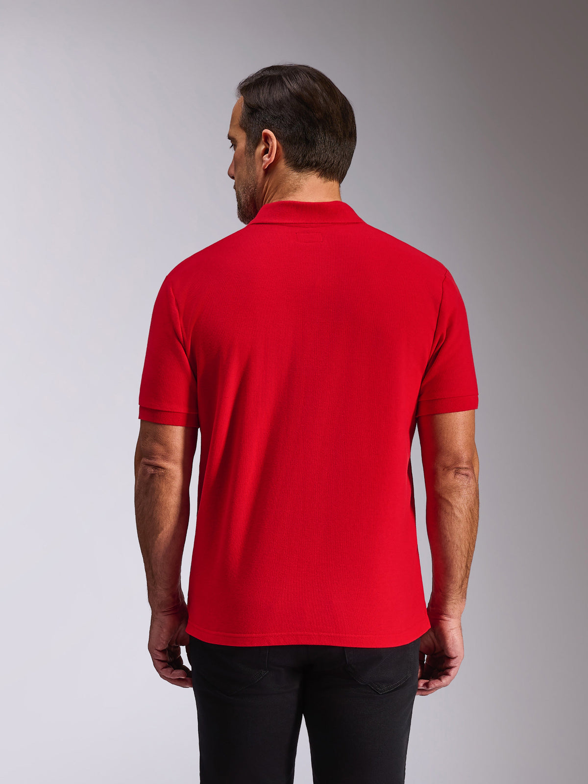 Alpinestars Polo Endeavor Classic, polo a maniche corte, rosso, vista posteriore su modello, con colletto e polsini a coste, streetwear casual ispirato al motorsport