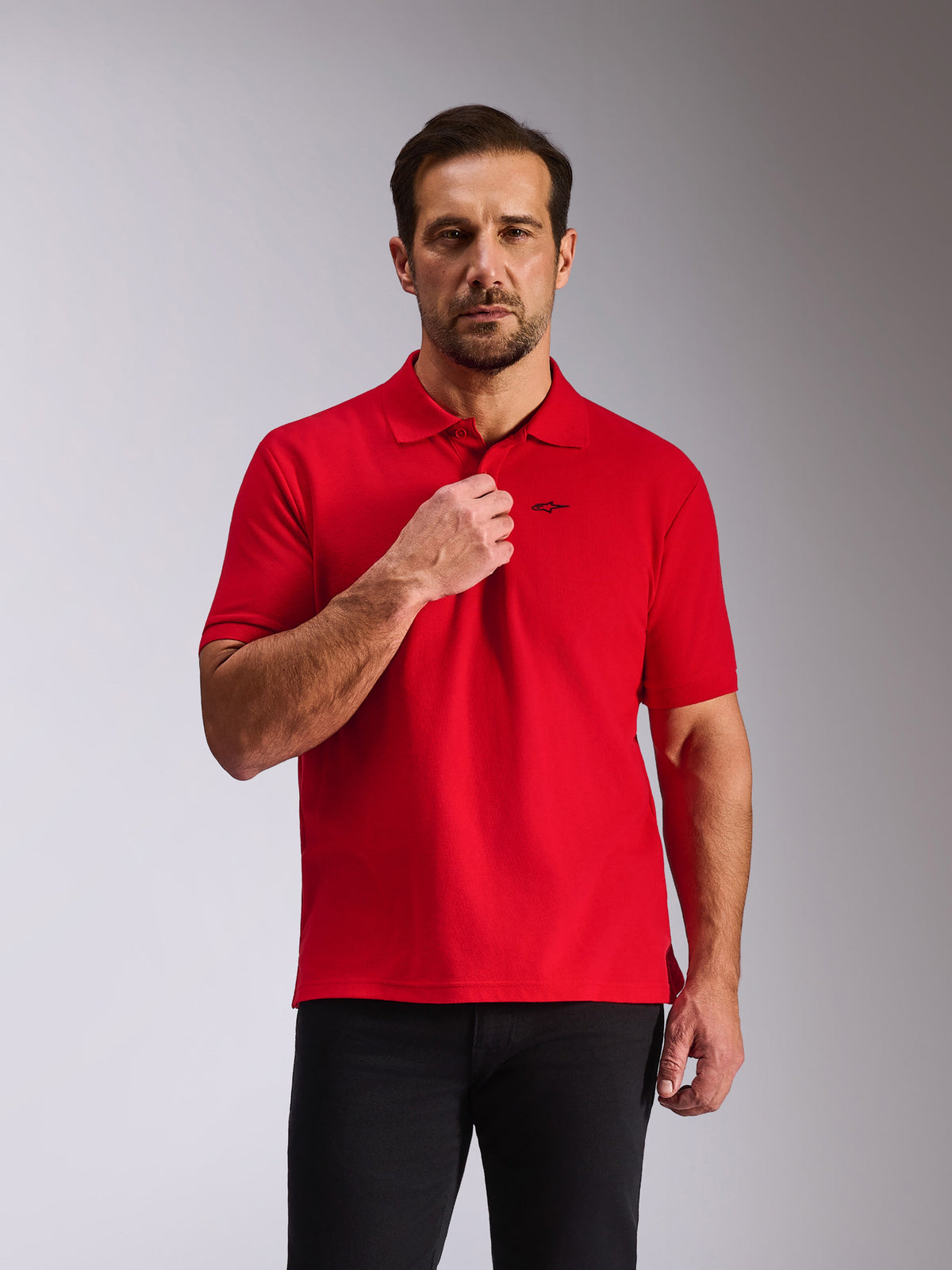 Polo Alpinestars Endeavor Classic, polo a maniche corte in piqué, rosso, con piccolo logo Astars nero sul petto, chiusura a 3 bottoni e colletto a coste, abbigliamento sportivo casual ispirato al motorsport