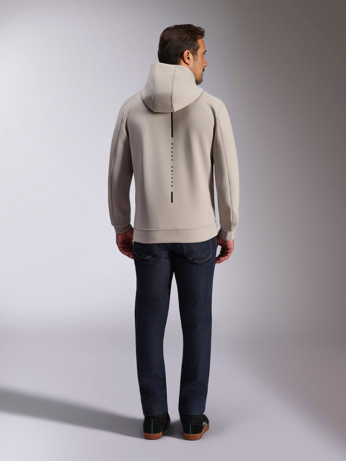 Alpinestars Insight Hoodie, vista posteriore, grigio cemento, striscia nera verticale con scritta 'RACING AHEAD', pile double face, streetwear casual ispirato al motorsport