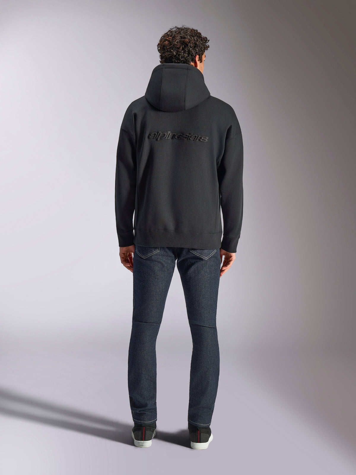Felpa con cappuccio Alpinestars Emergent Oversized, nero, vista posteriore con logo Alpinestars ricamato in 3D tono su tono, felpa in pile vestibilità oversize, abbigliamento casual lifestyle streetwear