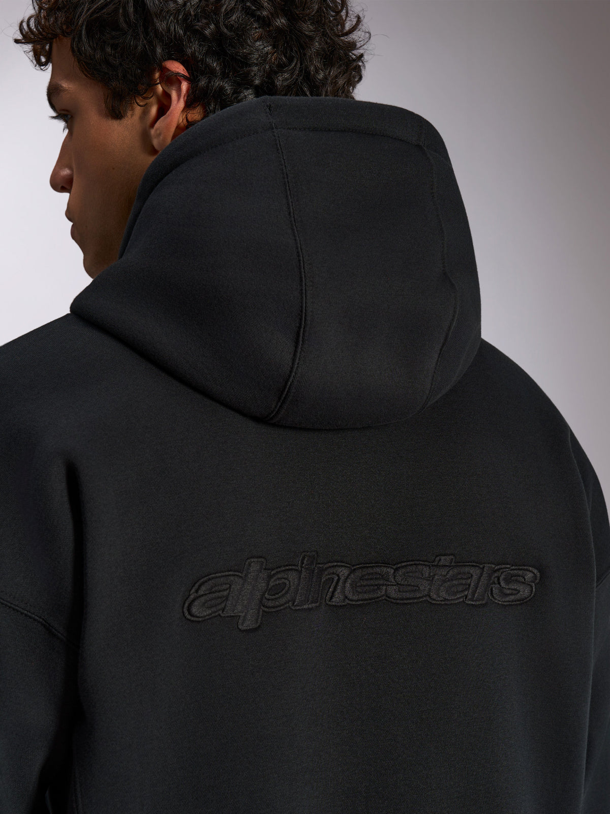 Felpa con cappuccio Alpinestars Emergent Oversized, streetwear casual nero, vista posteriore con logo Alpinestars ricamato in 3D, vestibilità oversize con morbida texture in pile