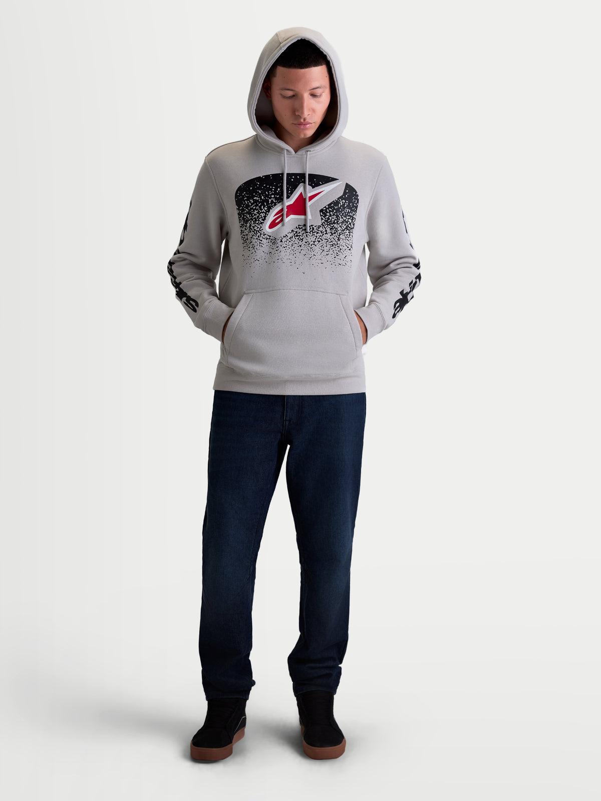 Alpinestars Felpa con cappuccio Obsessed, felpa sportswear da uomo, grigio cemento con grafiche MX sfumate in rosso e nero, logo Astars frontale e branding sulle maniche, stile motorsport casual