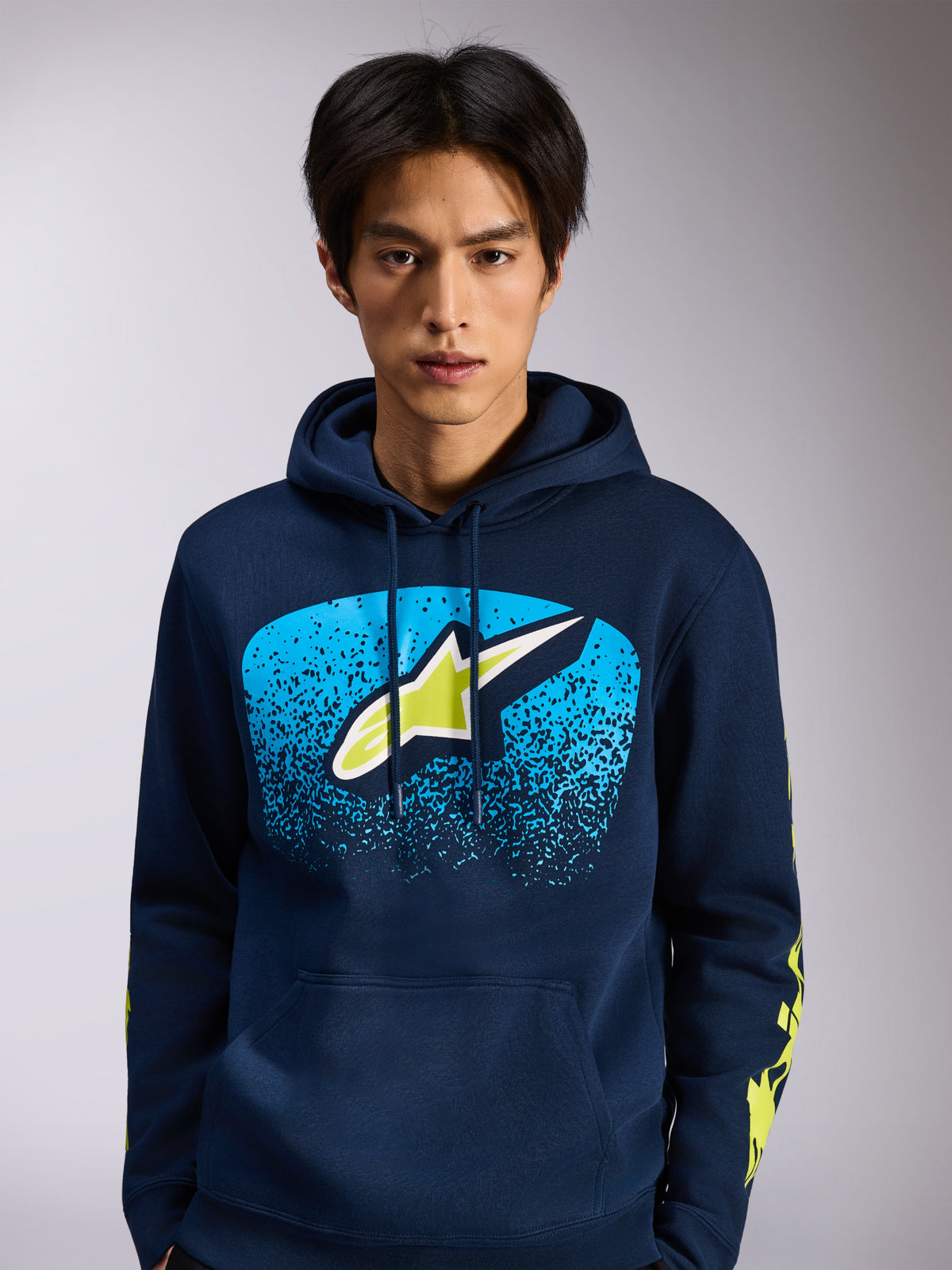 Alpinestars Felpa con cappuccio Obsessed, pullover in pile blu navy, logo Astars frontale con gradazione MX blu e accenti verde lime, loghi gialli sulle maniche, streetwear casual ispirato al motorsport