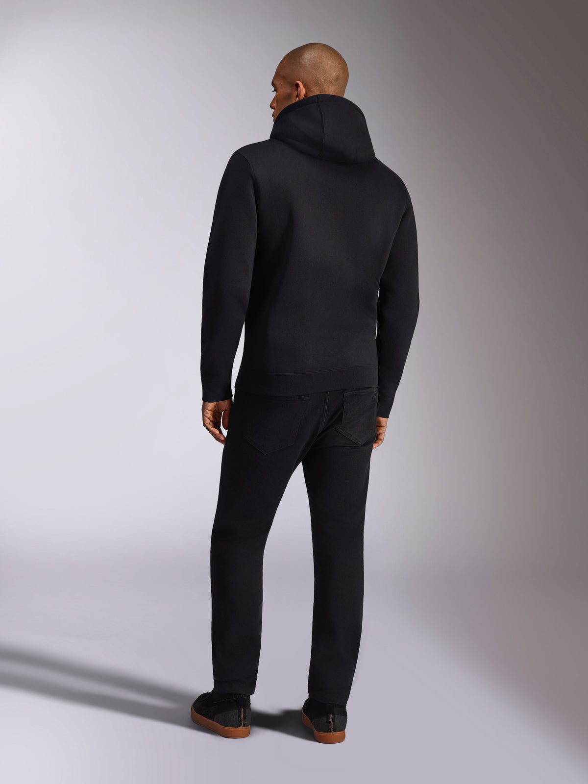 Alpinestars Felpa Ellipsoid, abbigliamento sportivo casual, felpa pullover nera con cappuccio, vista posteriore, caratterizzata da maniche lunghe e orlo a coste, abbinata a pantaloni neri, design moderno ispirato al motorsport