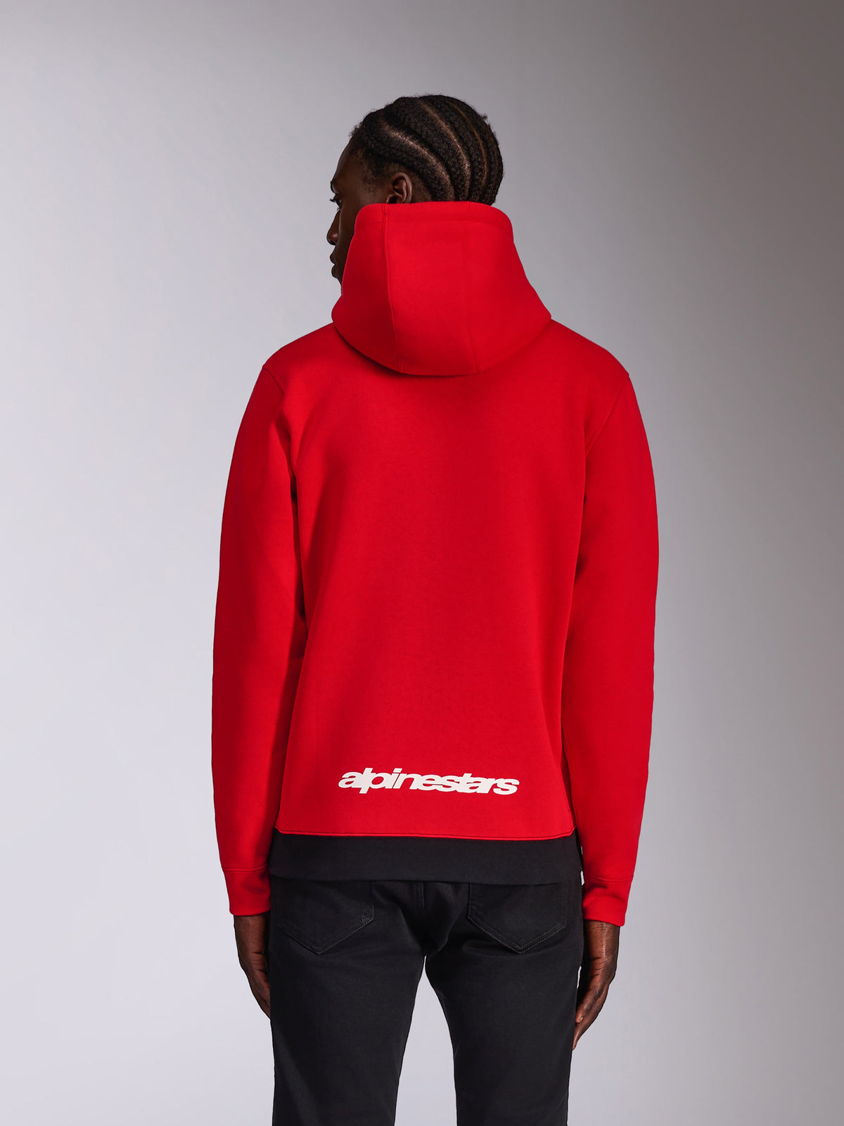 Alpinestars Parallel Hoodie, vista posteriore, rossa con bordo a coste nero, logo Alpinestars bianco sulla parte bassa della schiena, streetwear casual di ispirazione motorsport