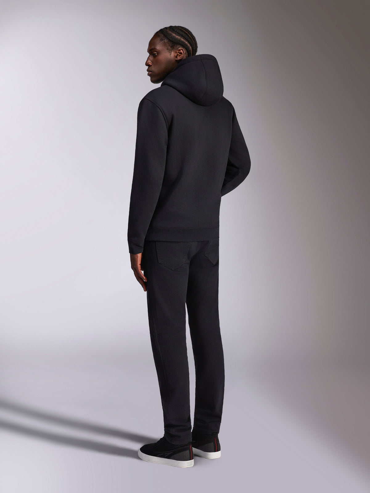 Alpinestars Pulse Hoodie, streetwear casual, nero, vista posteriore del modello che indossa una felpa con cappuccio in tinta unita nera, design minimalista con polsini e orlo a coste