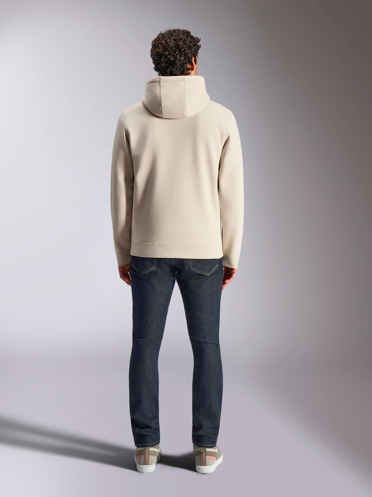 Alpinestars Pulse Hoodie, streetwear casual, Off White, vista posteriore su modello che indossa jeans in denim scuro e sneakers, felpa con cappuccio con polsini e orlo a coste