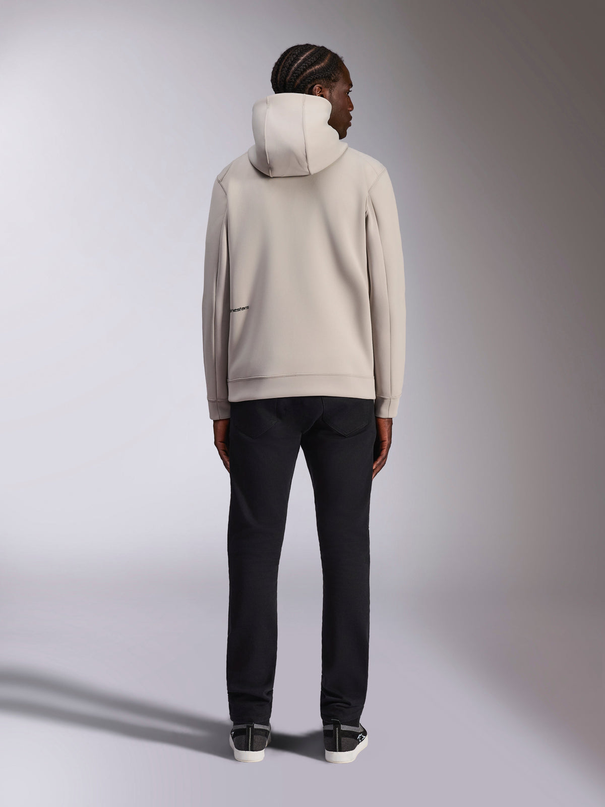 Felpa con cappuccio Alpinestars Cypher, grigio chiaro Cement, vista posteriore di un uomo che indossa una felpa in pile con zip integrale, cappuccio a collo alto e marchio Alpinestars sul retro, streetwear casual ispirato al motorsport abbinato a pantaloni neri