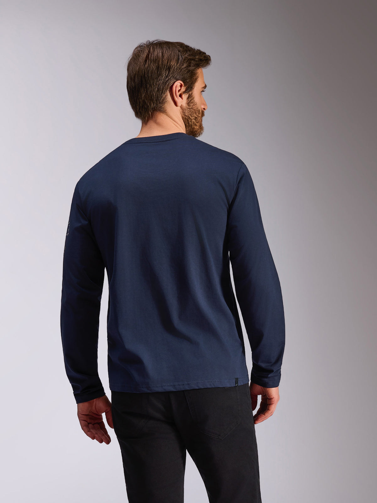 Alpinestars Mandatory CSF Tee, a maniche lunghe, blu navy, vista posteriore di un uomo che indossa una t-shirt casual a girocollo a maniche lunghe, con logo sulla manica, abbigliamento sportivo ispirato al motorsport