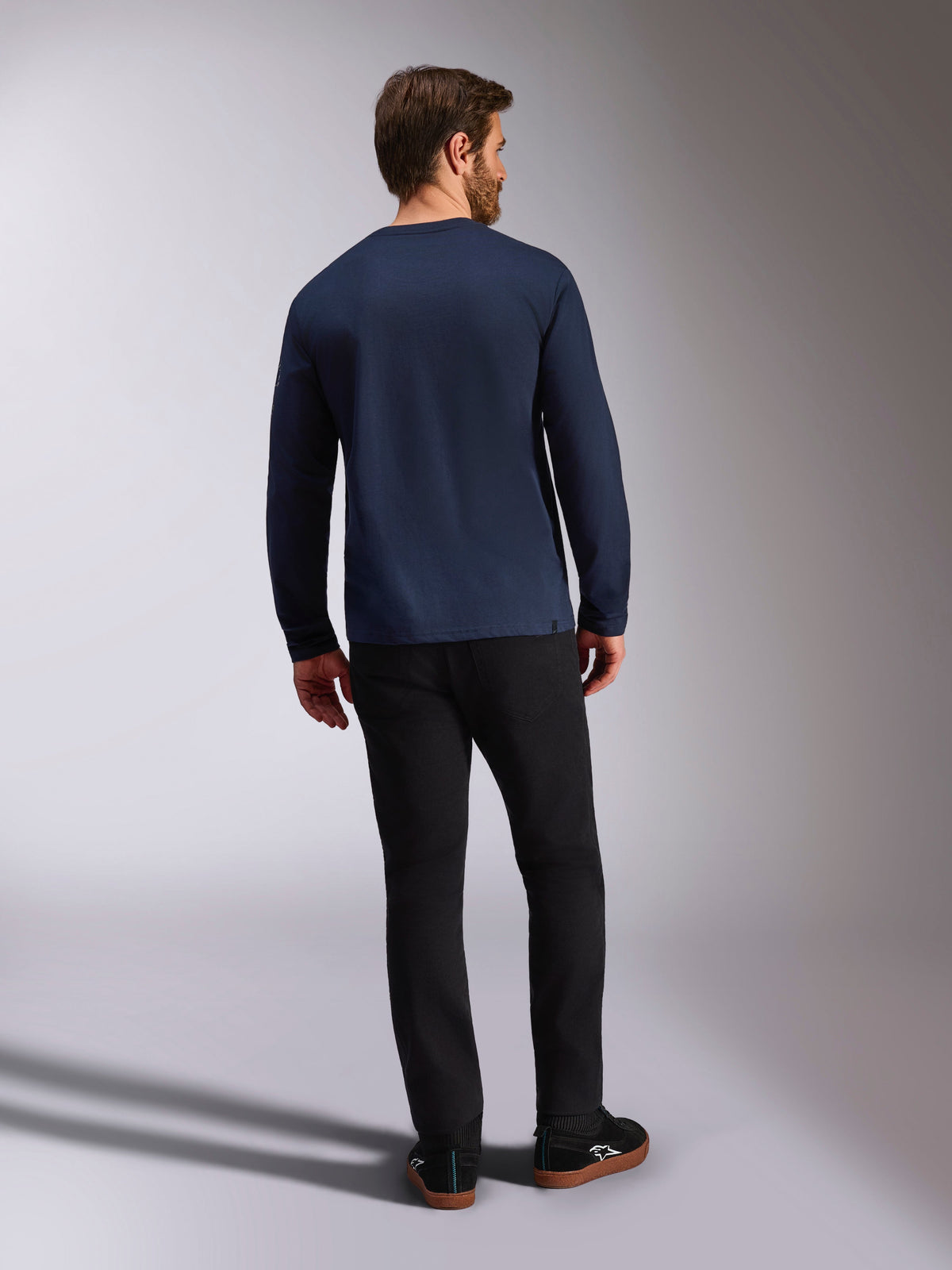 Alpinestars Mandatory CSF Long Sleeve Tee, blu navy, vista posteriore, indossata con pantaloni neri, streetwear casual ispirato al motorsport