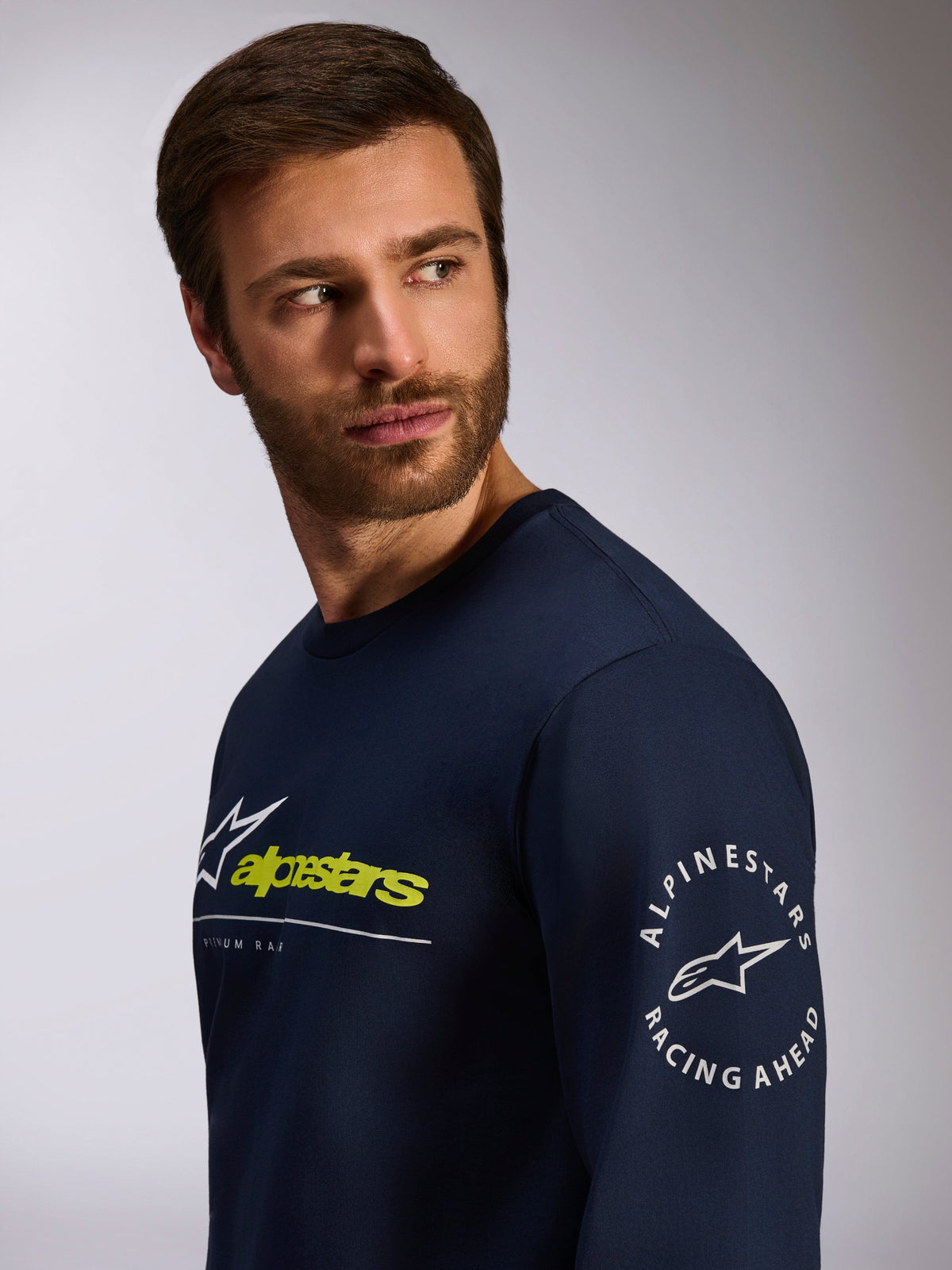 Alpinestars Mandatory CSF Tee, maglia a maniche lunghe, blu navy, con logo frontale bianco e verde lime e logo circolare Alpinestars Racing Ahead sulla manica, abbigliamento casual streetwear ispirato al motorsport