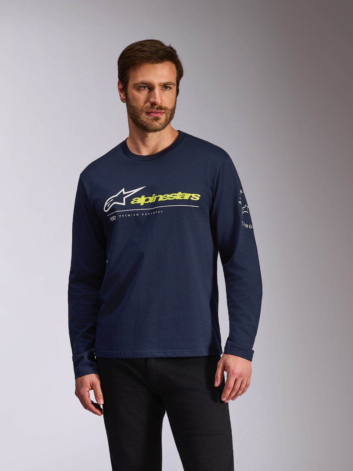 Alpinestars Mandatory CSF Tee, maglietta a maniche lunghe, blu navy, branding Alpinestars bianco e giallo, logo circolare bianco sulla manica, abbigliamento sportivo casual motorsport