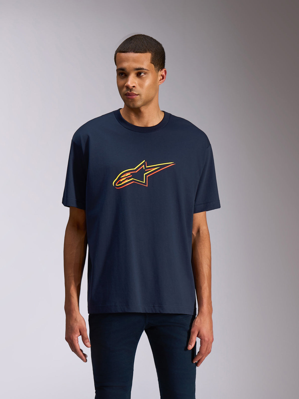 Alpinestars Alter Oversized CSF Tee, t-shirt a maniche corte, blu navy, logo Astars arancione e giallo con colore sfalsato, streetwear casual motorsport