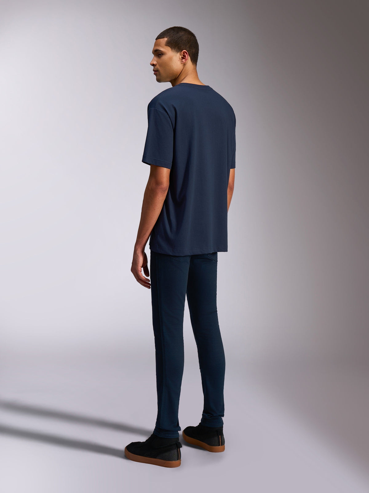 Alpinestars Alter Oversized CSF Tee, t-shirt a maniche corte, navy, vista posteriore di tre quarti del modello con vestibilità rilassata, streetwear casual ispirato al motorsport