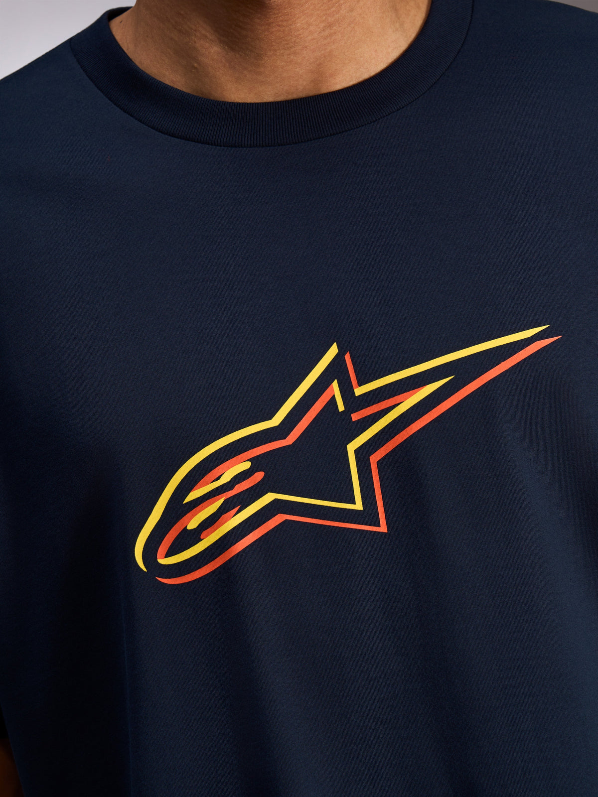 Alpinestars Alter Oversized CSF Tee, t-shirt a maniche corte, blu navy, primo piano del logo Astars frontale con colore sfalsato giallo e arancione, abbigliamento casual motorsport streetwear