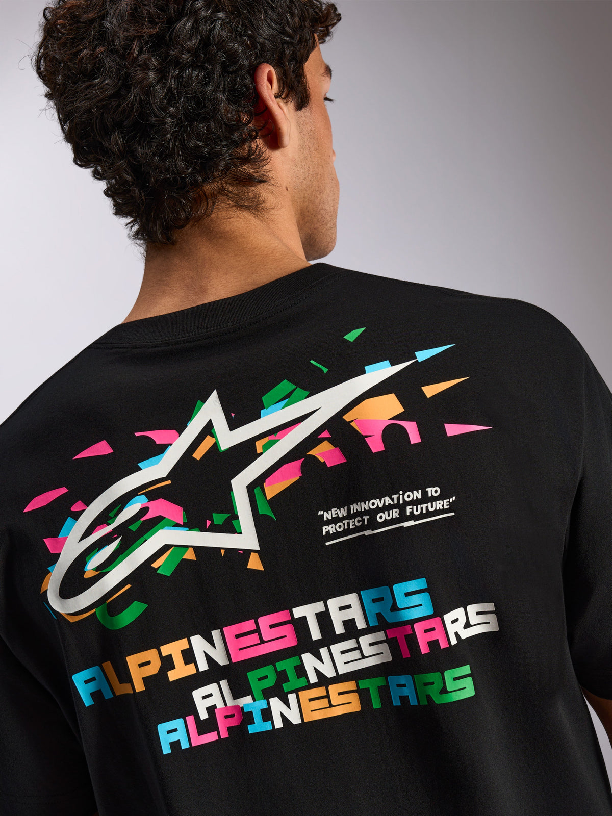 Alpinestars Wild Oversized CSF Tee, t-shirt a maniche corte, nero, grande grafica posteriore con vivace logo Astars multicolore e tipografia, abbigliamento casual sportivo