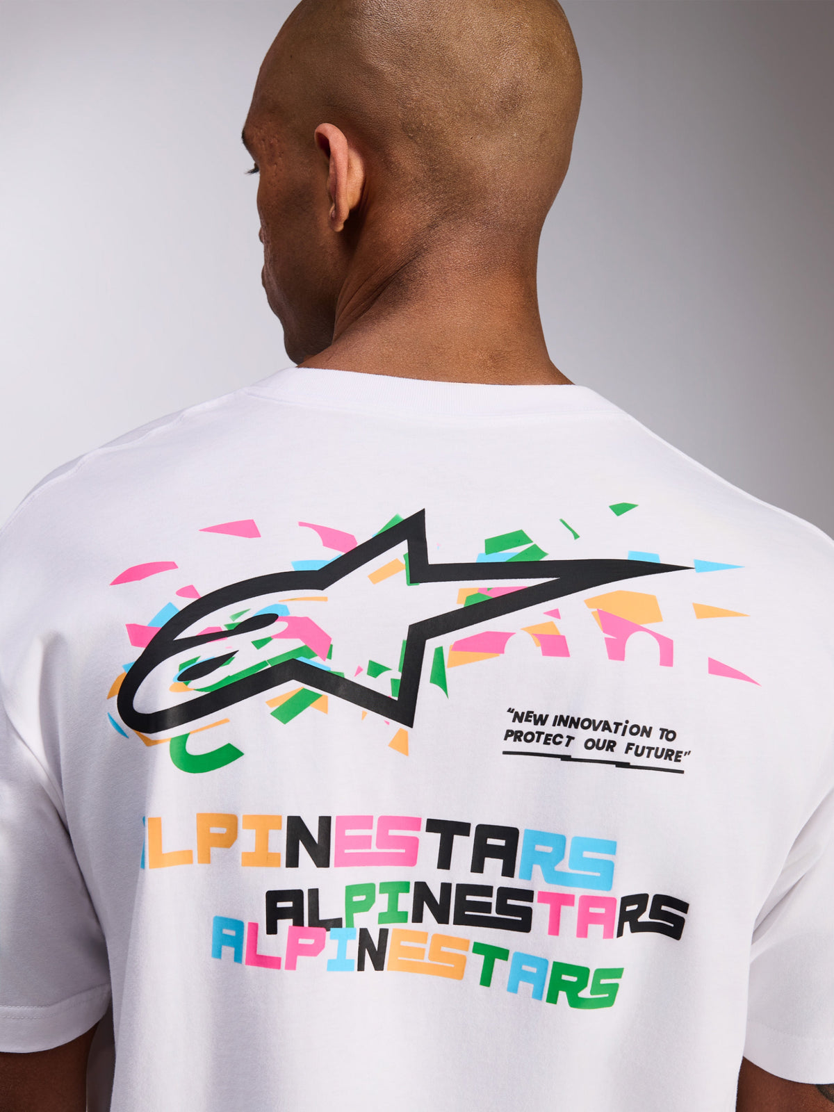 Alpinestars Wild Oversized CSF Tee, t-shirt a maniche corte, bianca, grafica posteriore con vivace logo Astars multicolore e testo dello slogan, abbigliamento sportivo casual
