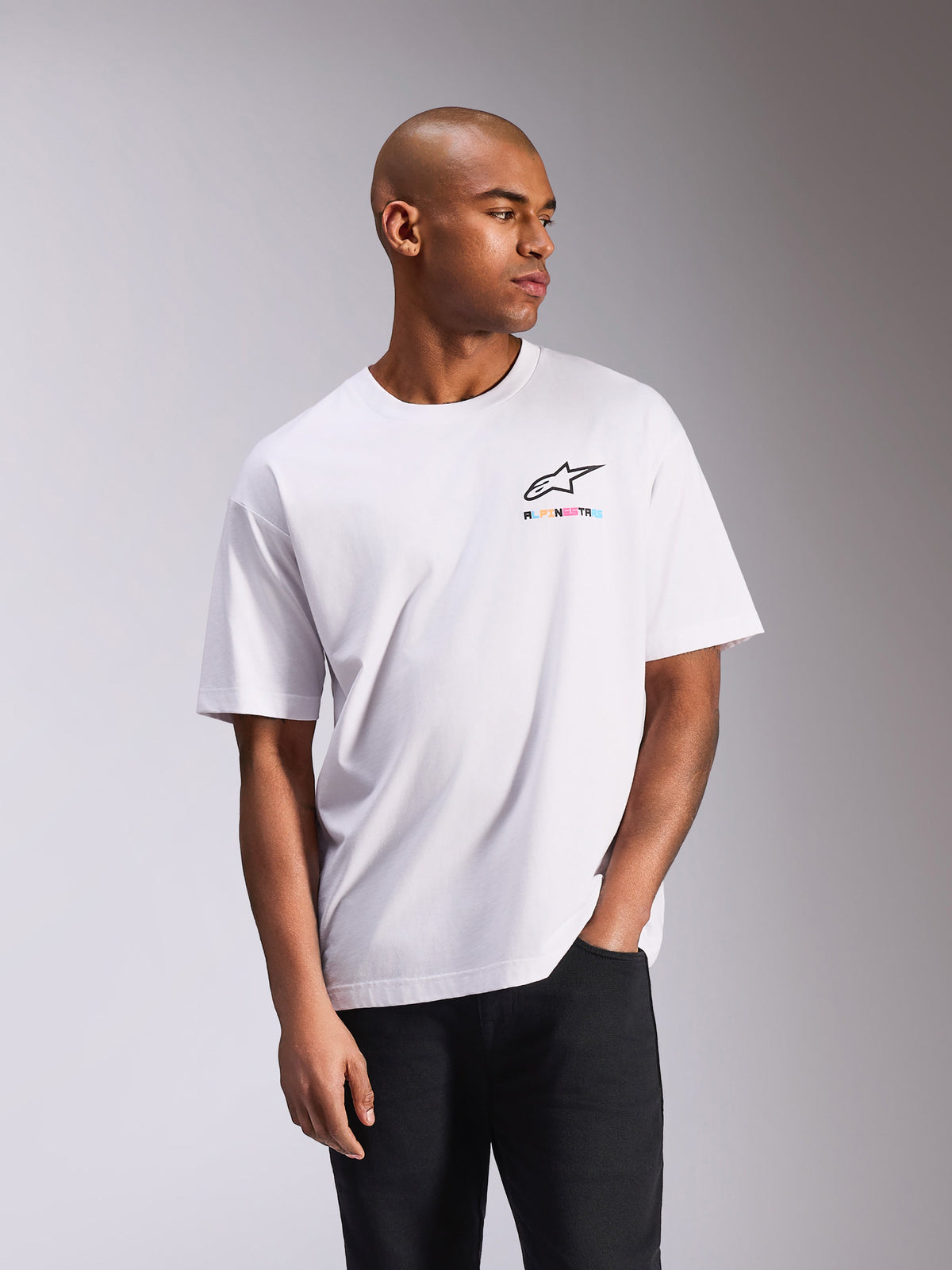 Alpinestars Wild Oversized CSF Tee, t-shirt a maniche corte, bianca, con un piccolo logo Astars multicolore sul petto, silhouette oversize, streetwear casual ispirato al motorsport