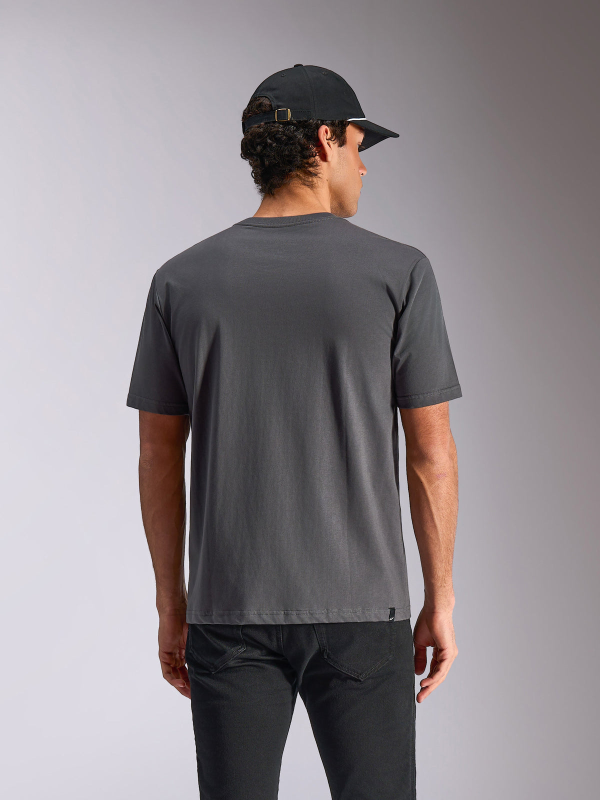 T-shirt Alpinestars Ellipsoid CSF, maglietta a maniche corte, grigio antracite, vista posteriore su modello, streetwear casual con piccola etichetta con logo sull'orlo