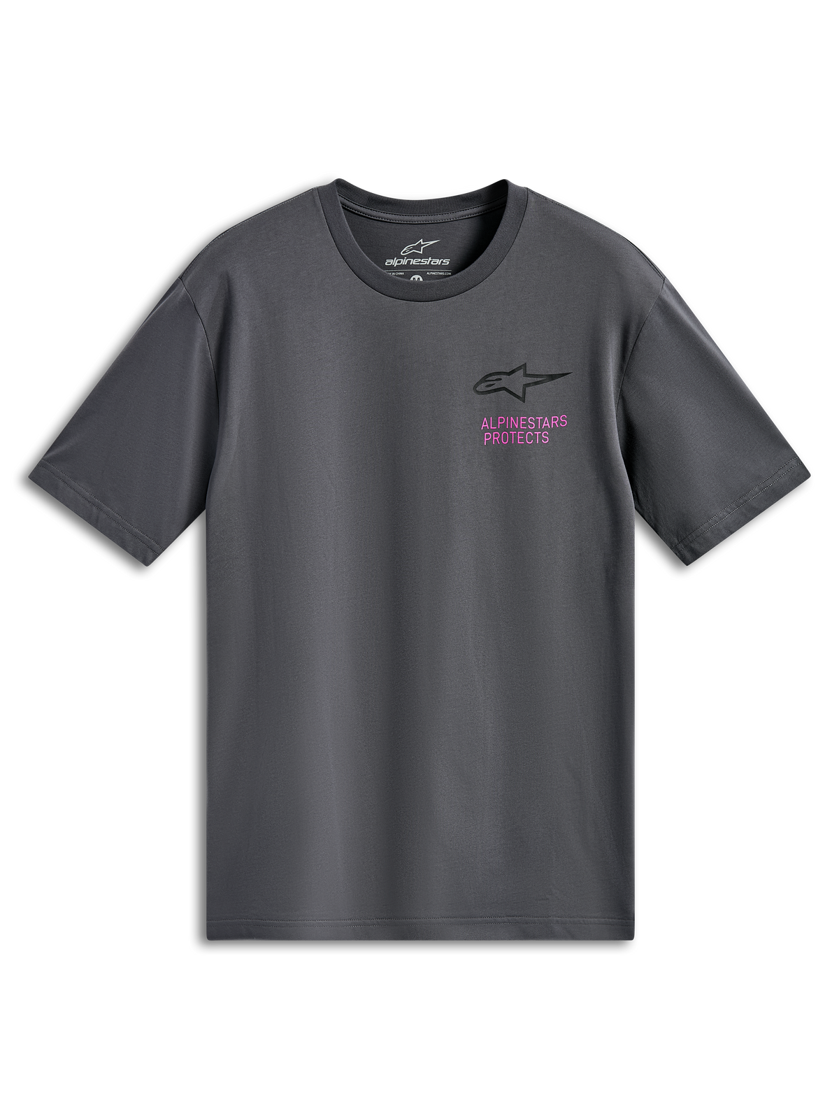 Alpinestars Pop Helmet CSF Tee, maglietta a maniche corte, grigio antracite, logo Astars nero con scritta rosa 'Alpinestars Protects' sul petto, abbigliamento streetwear casual motorsport