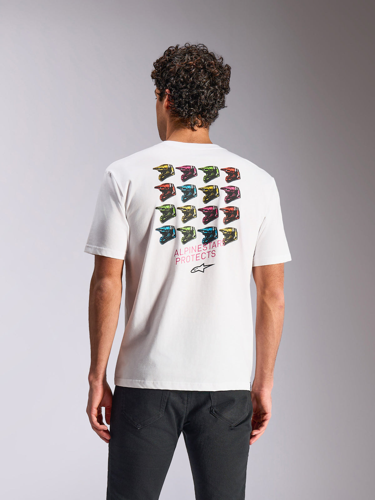 Alpinestars Pop Helmet CSF Tee, T-shirt a maniche corte, bianca, con grafica posteriore a griglia di caschi M10 colorati e scritta Alpinestars Protects, abbigliamento sportivo casual