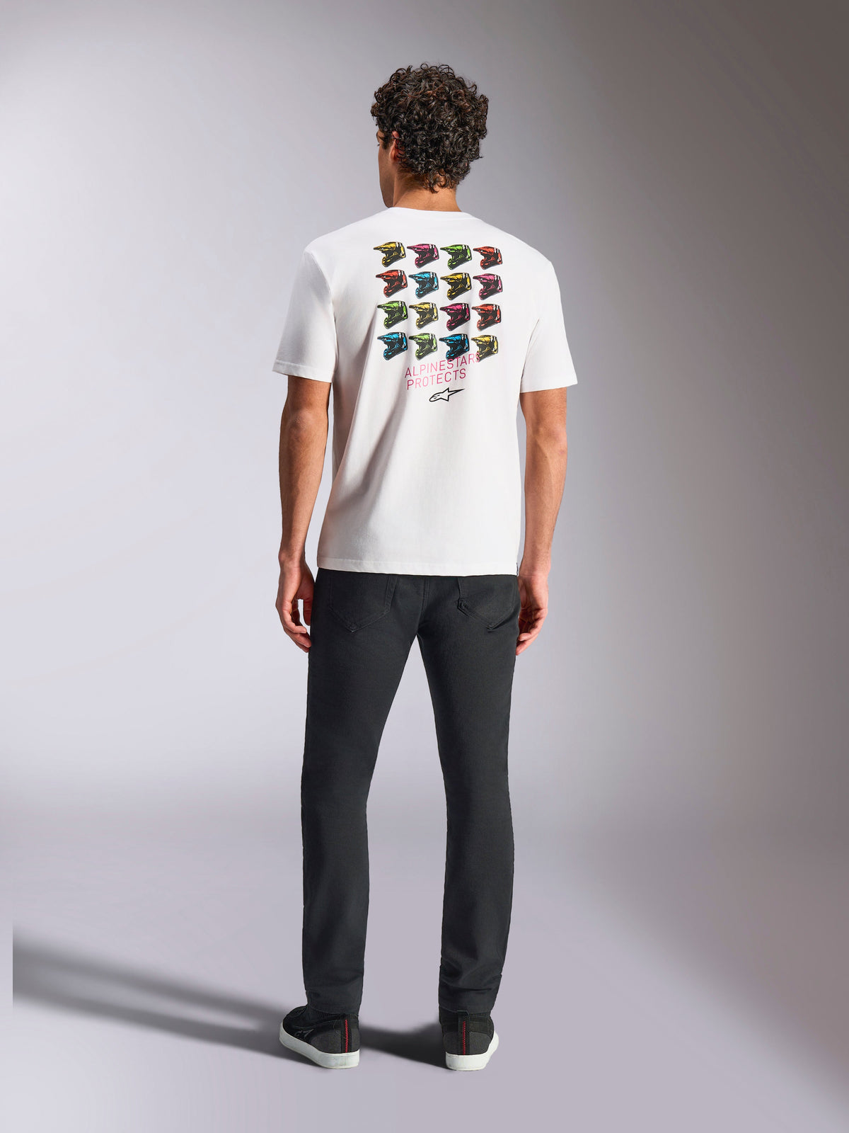 Maglietta Alpinestars Pop Helmet CSF, t-shirt a maniche corte, bianca, con grafica a griglia di caschi M10 colorati sul retro e scritta Alpinestars Protects, streetwear casual da motorsport