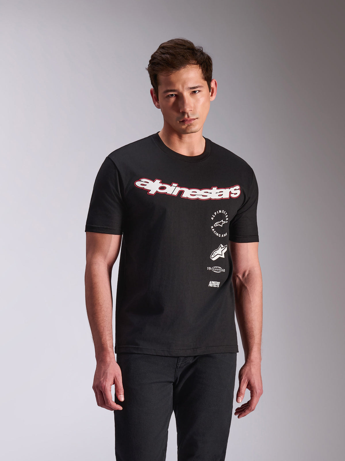 Alpinestars Abus CSF Tee, t-shirt a maniche corte, nero, logo curvo Alpinestars bianco con bordo rosso, grafiche laterali sovrapposte, streetwear casual motorsport