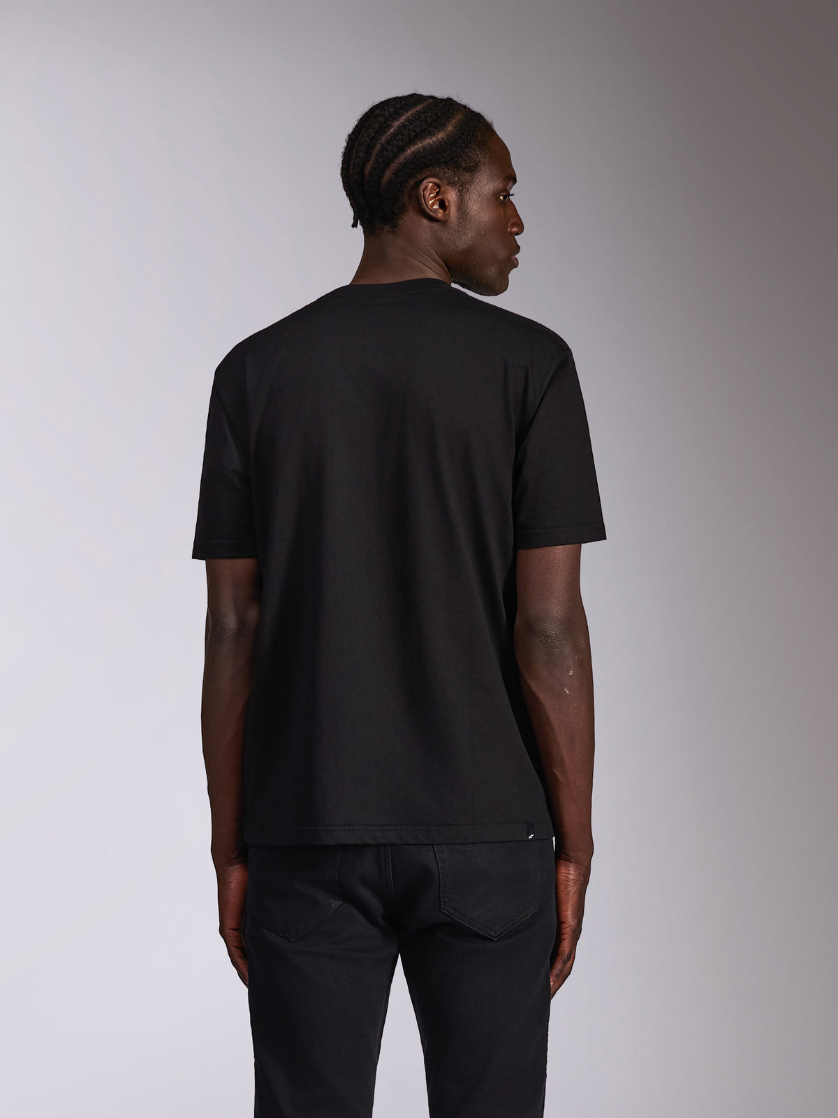 Alpinestars Authority CSF Tee, t-shirt a maniche corte, nera, vista posteriore su modello che indossa jeans scuri, design semplice dalla finitura pulita, streetwear casual motorsport