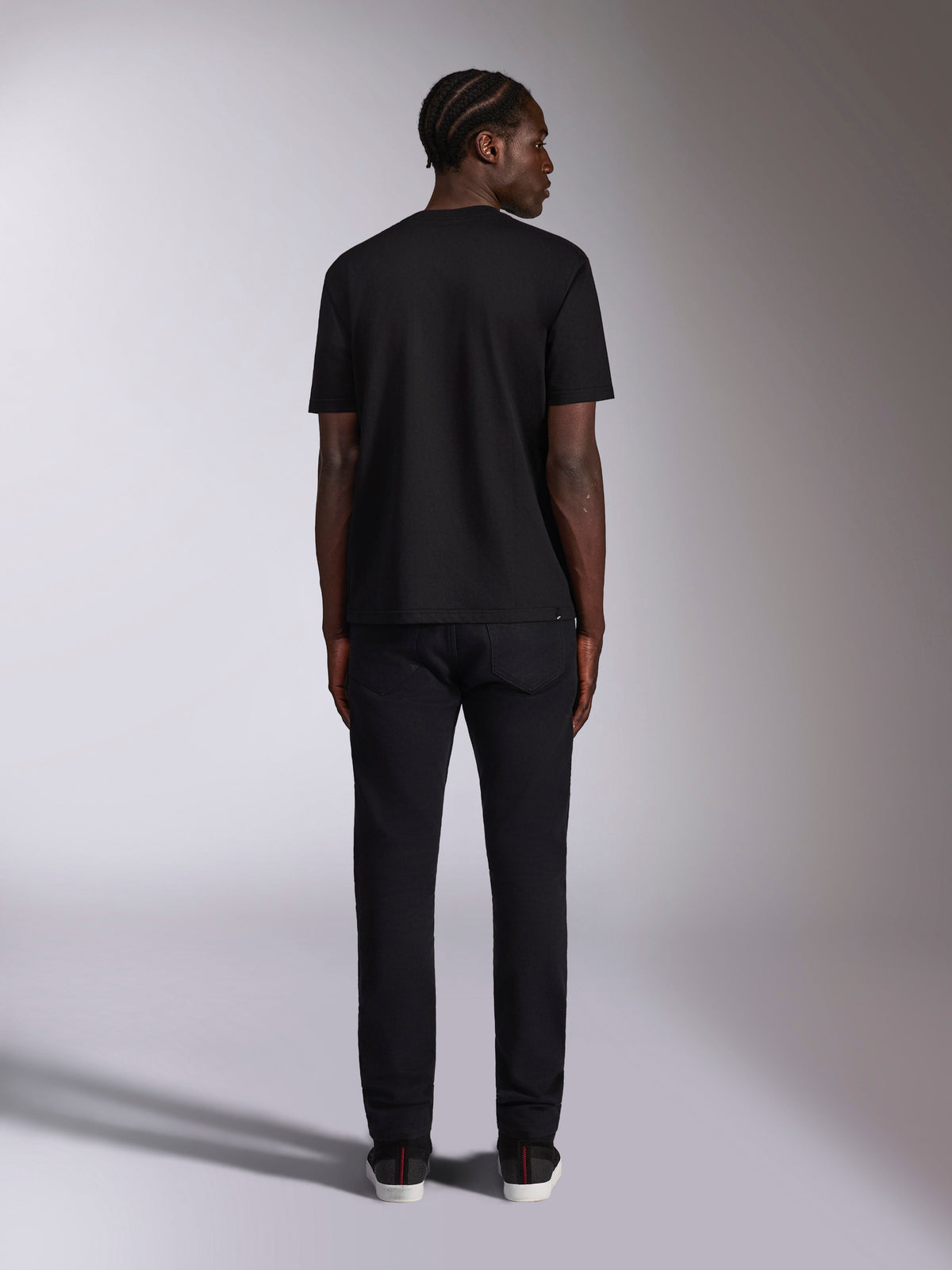 Alpinestars Authority CSF Tee, maglietta a maniche corte, nero, vista dal retro, indossata con pantaloni neri, streetwear casual ispirato al motorsport
