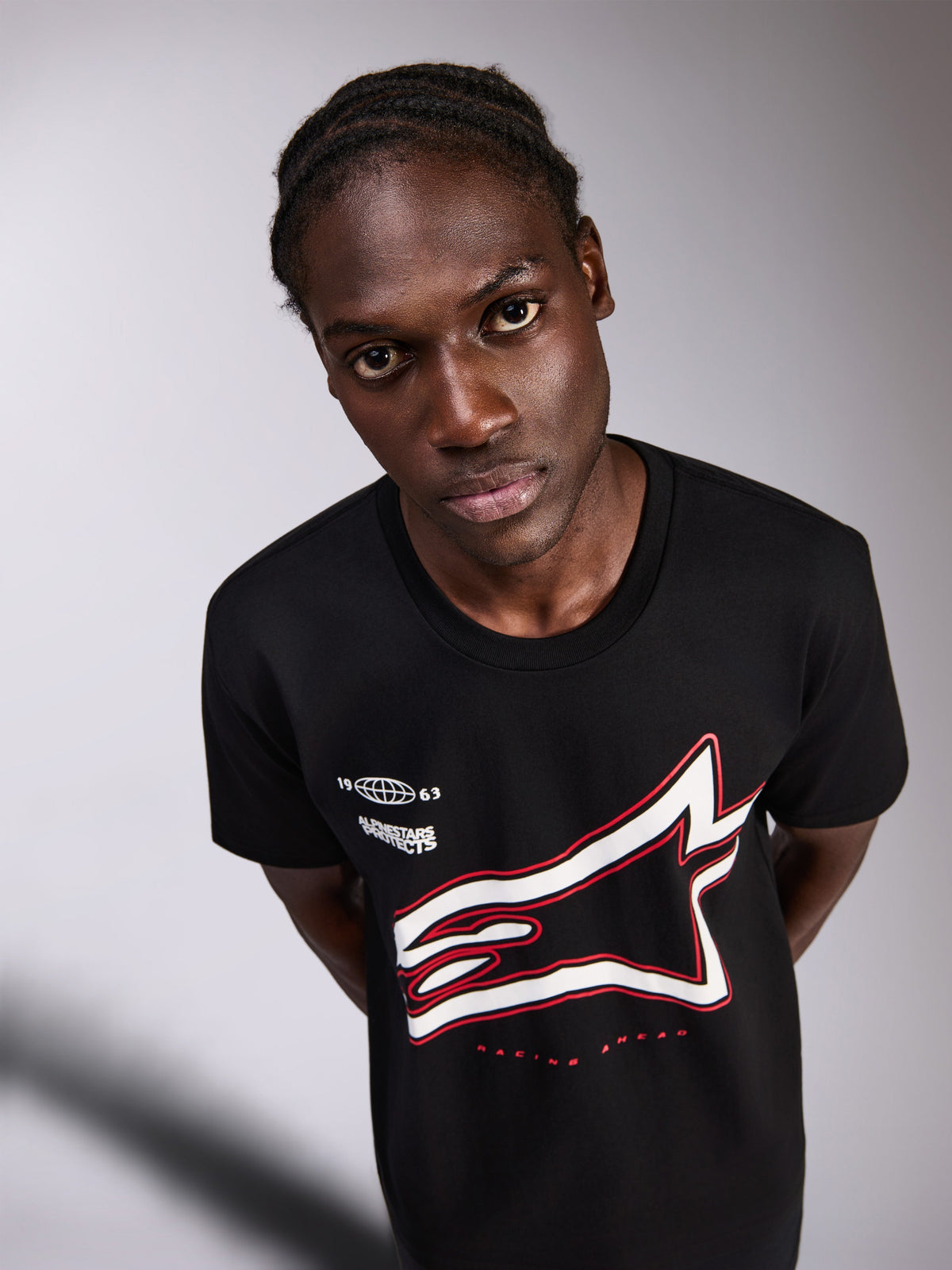 Alpinestars Authority CSF Tee, t-shirt a maniche corte, nero, con un grande logo Astars bianco ritagliato e profilo rosso, piccole grafiche sul petto, streetwear casual ispirato al motorsport