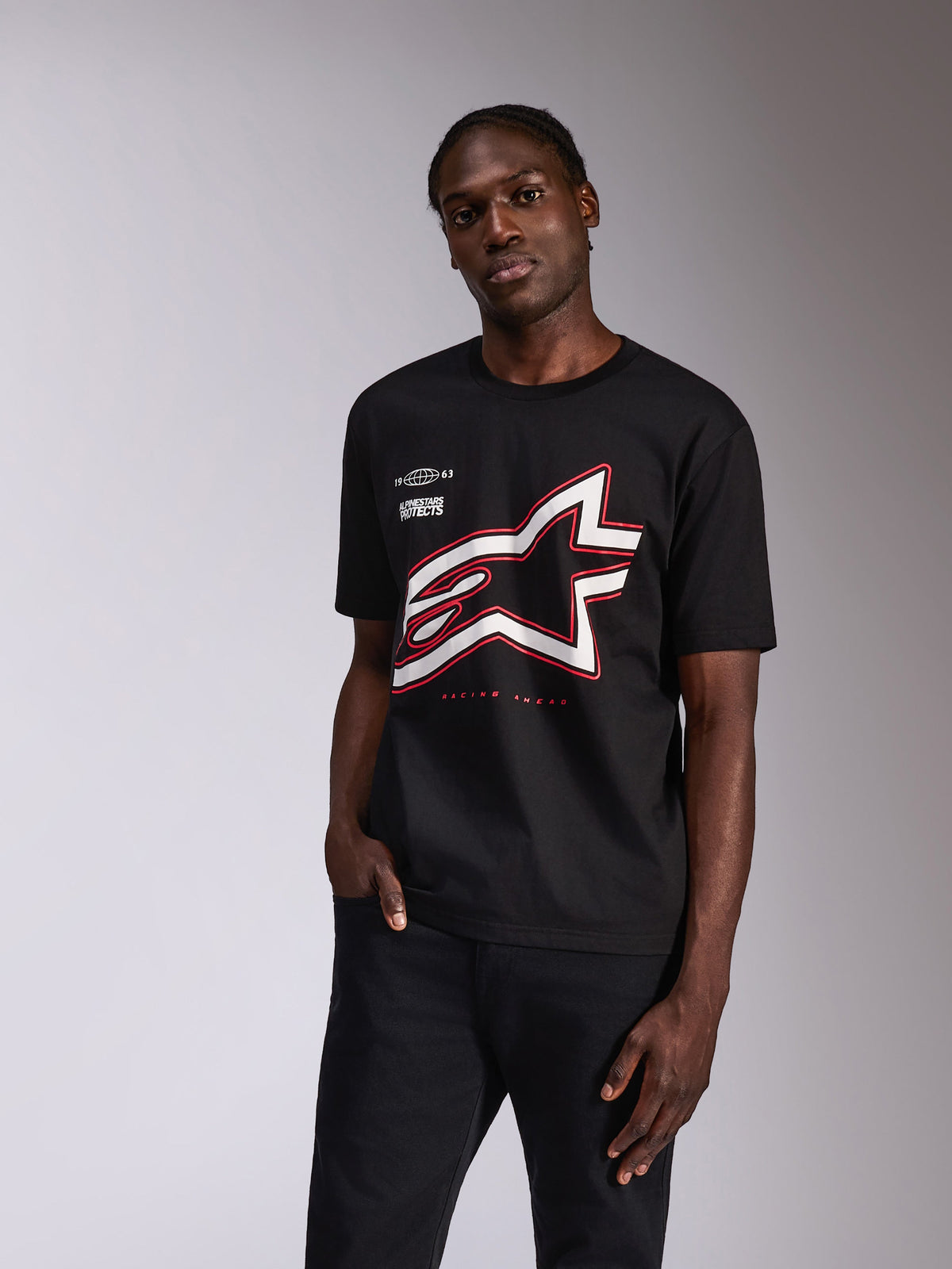 Alpinestars Authority CSF Tee, t-shirt a maniche corte, nero, grande logo Astars con contorno bianco e rosso, abbigliamento casual motorsport