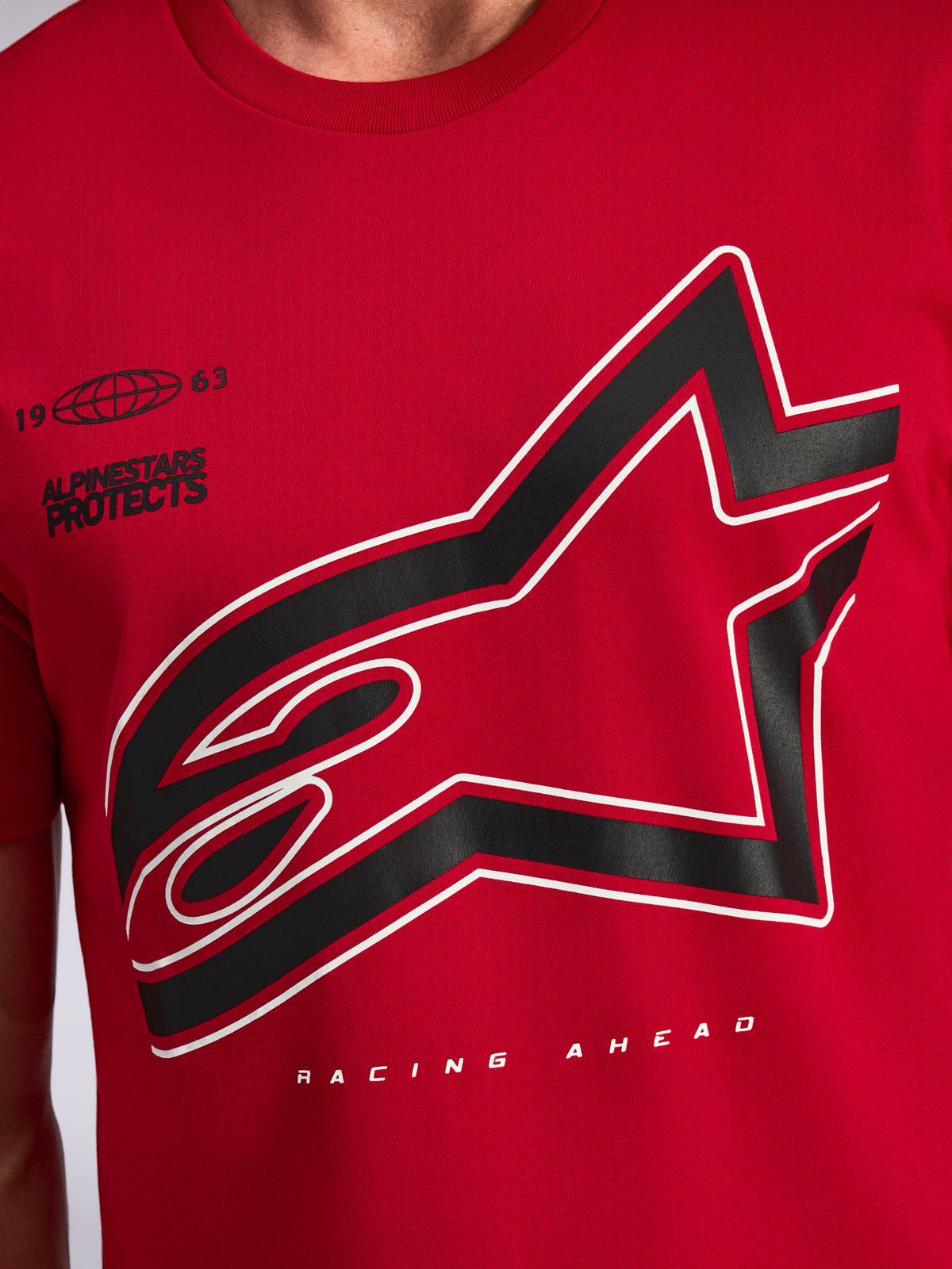 Alpinestars Authority CSF Tee, t-shirt a maniche corte, rosso, grande logo Astars ritagliato con contorno nero e bianco, incluse le scritte 'Alpinestars Protects' e 'Racing Ahead', streetwear casual motorsport