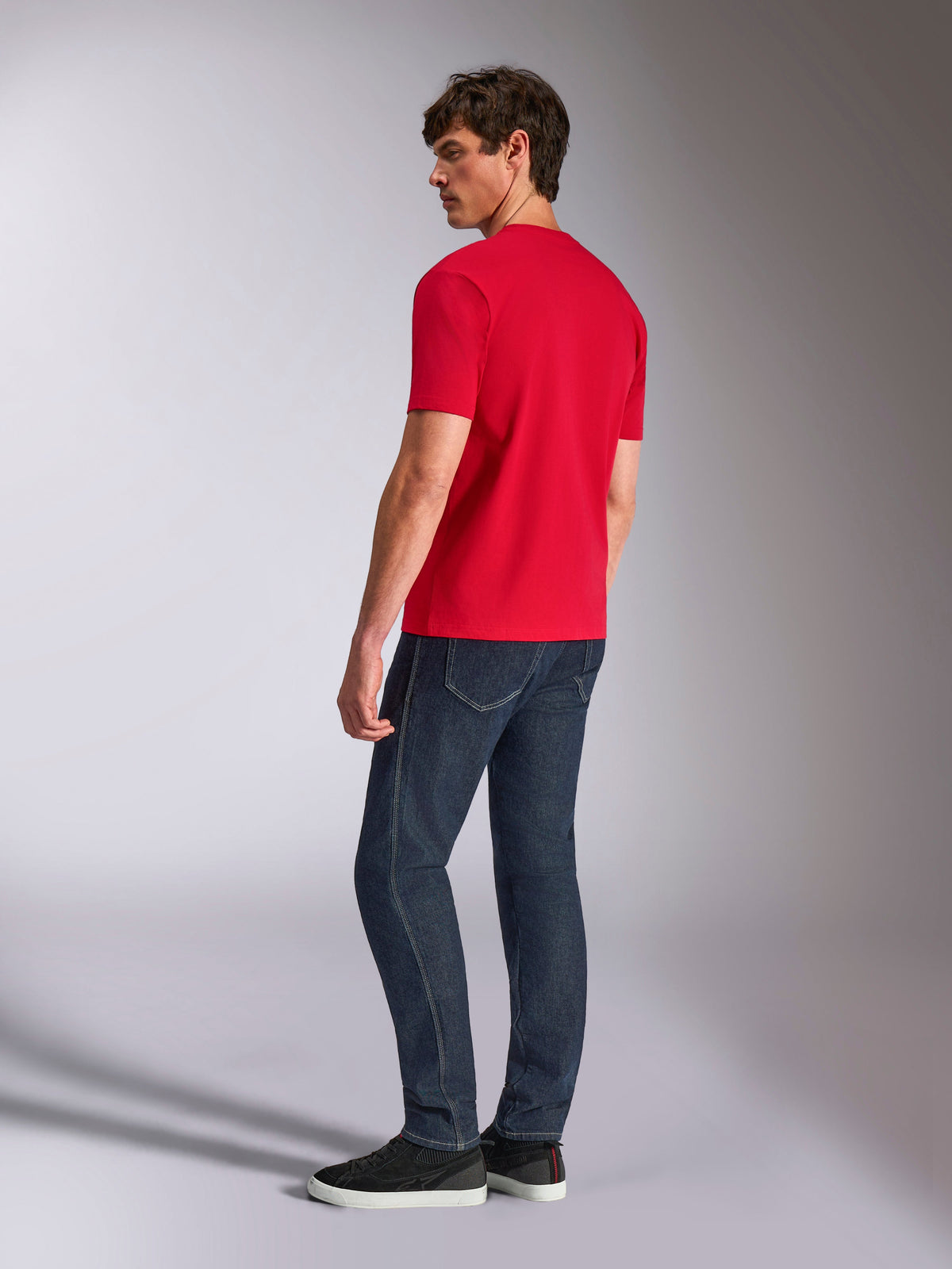Alpinestars Authority CSF Tee, t-shirt a maniche corte, rossa, vista posteriore su modello che indossa jeans in denim scuro e sneakers nere, abbigliamento casual lifestyle