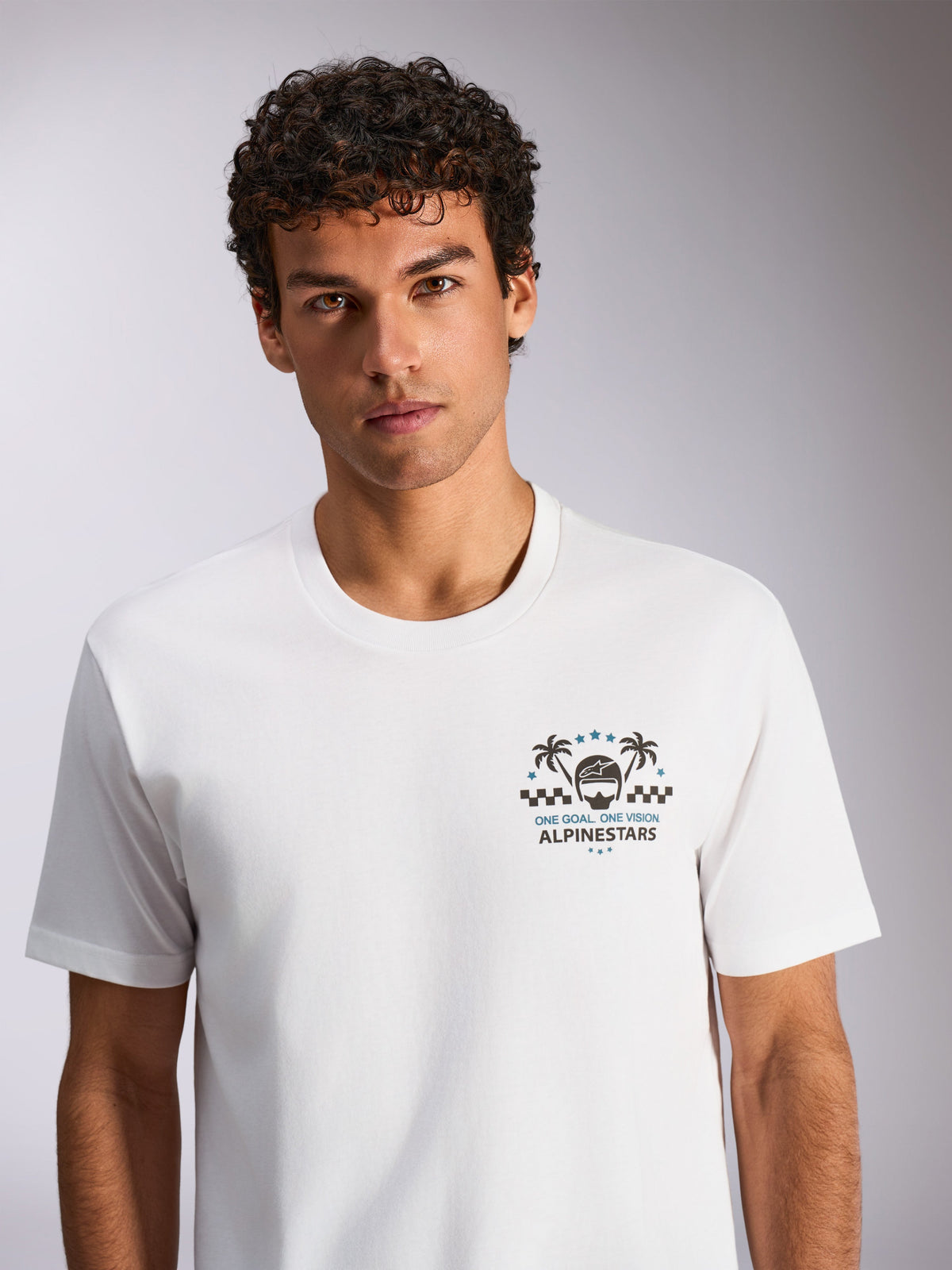 Alpinestars Order CSF Tee, t-shirt a maniche corte bianca, stampa grafica con casco e palme, testo "One Goal. One Vision.", abbigliamento sportivo casual da motorsport