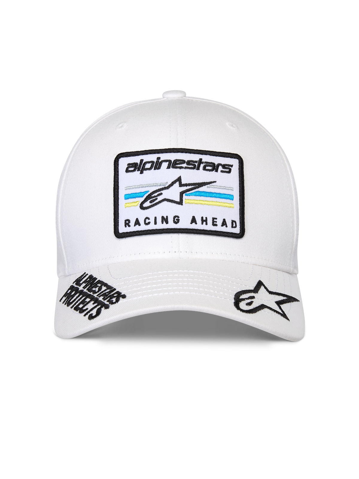 Cappello Alpinestars Surpass, berretto bianco con visiera curva e corona strutturata, toppa centrale con marchio 'alpinestars' e testo 'RACING AHEAD' su strisce blu e gialle, loghi neri ricamati sulla visiera, stile casual motorsport