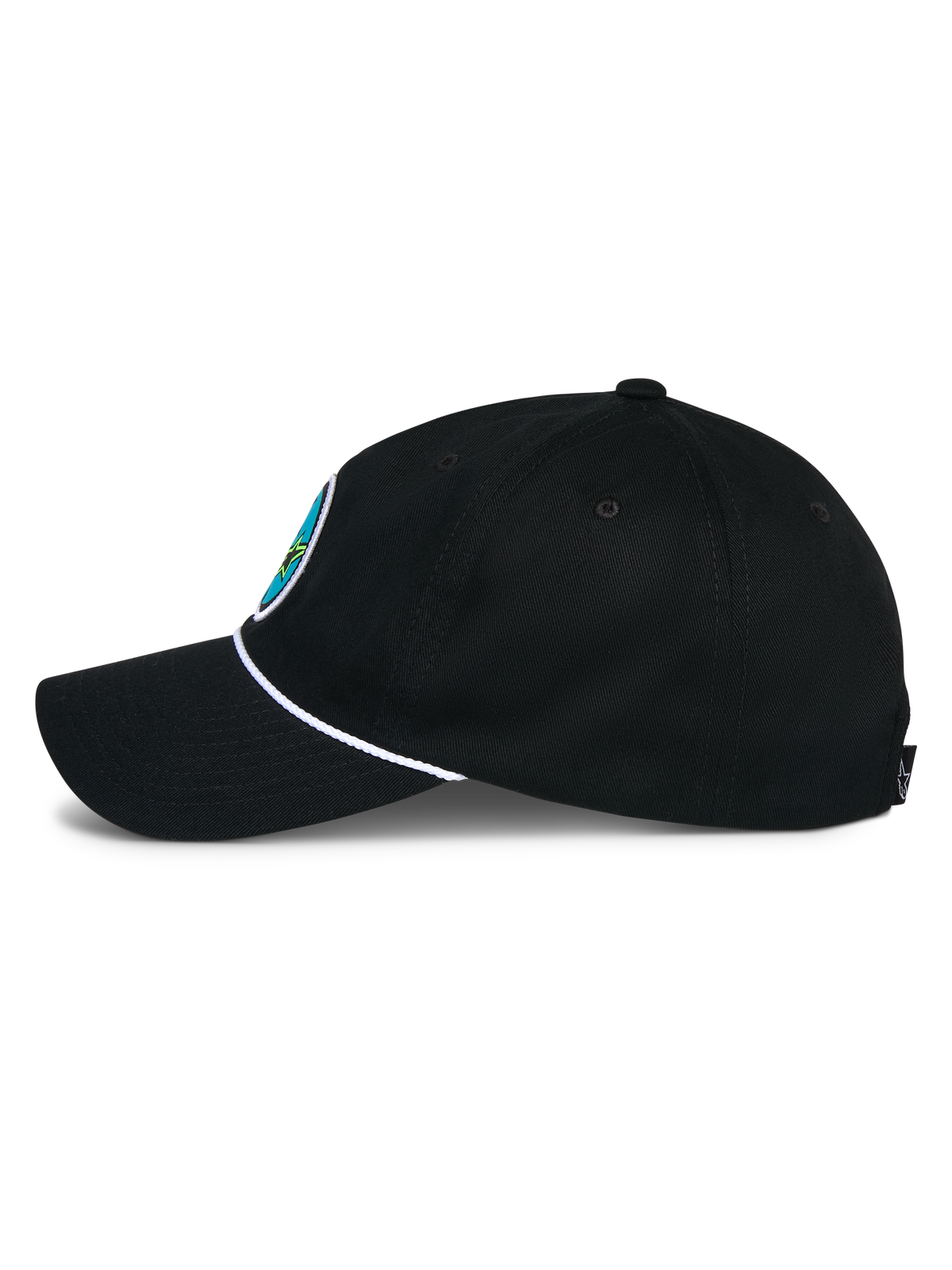 Cappello Alpinestars Calipalm Strapback, nero, vista laterale, visiera curva con dettaglio cordino bianco, tessuto in twill di cotone nero, toppa frontale colorata, copricapo casual ispirato al motorsport