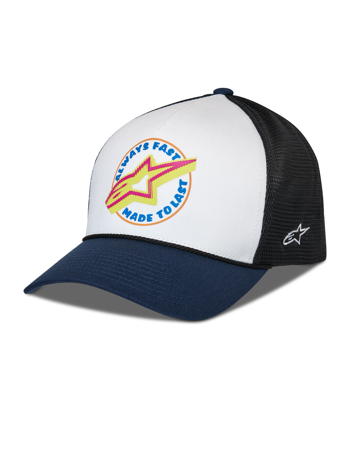 Cappellino Alpinestars Aorbit Trucker, bianco, blu navy e nero, visiera curva blu navy con pannello frontale bianco e retro in rete nera, grafica frontale con testo Always Fast Made to Last e logo Astars giallo, logo ricamato lateralmente, copricapo casual ispirato al motorsport