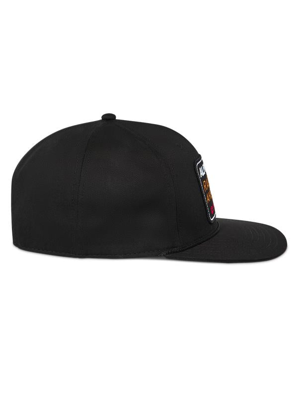 Cappello Alpinestars Intuitive Snapback, nero, vista laterale di profilo, con visiera piatta e corona strutturata, patch con logo ricamato sul davanti, copricapo casual ispirato al motorsport