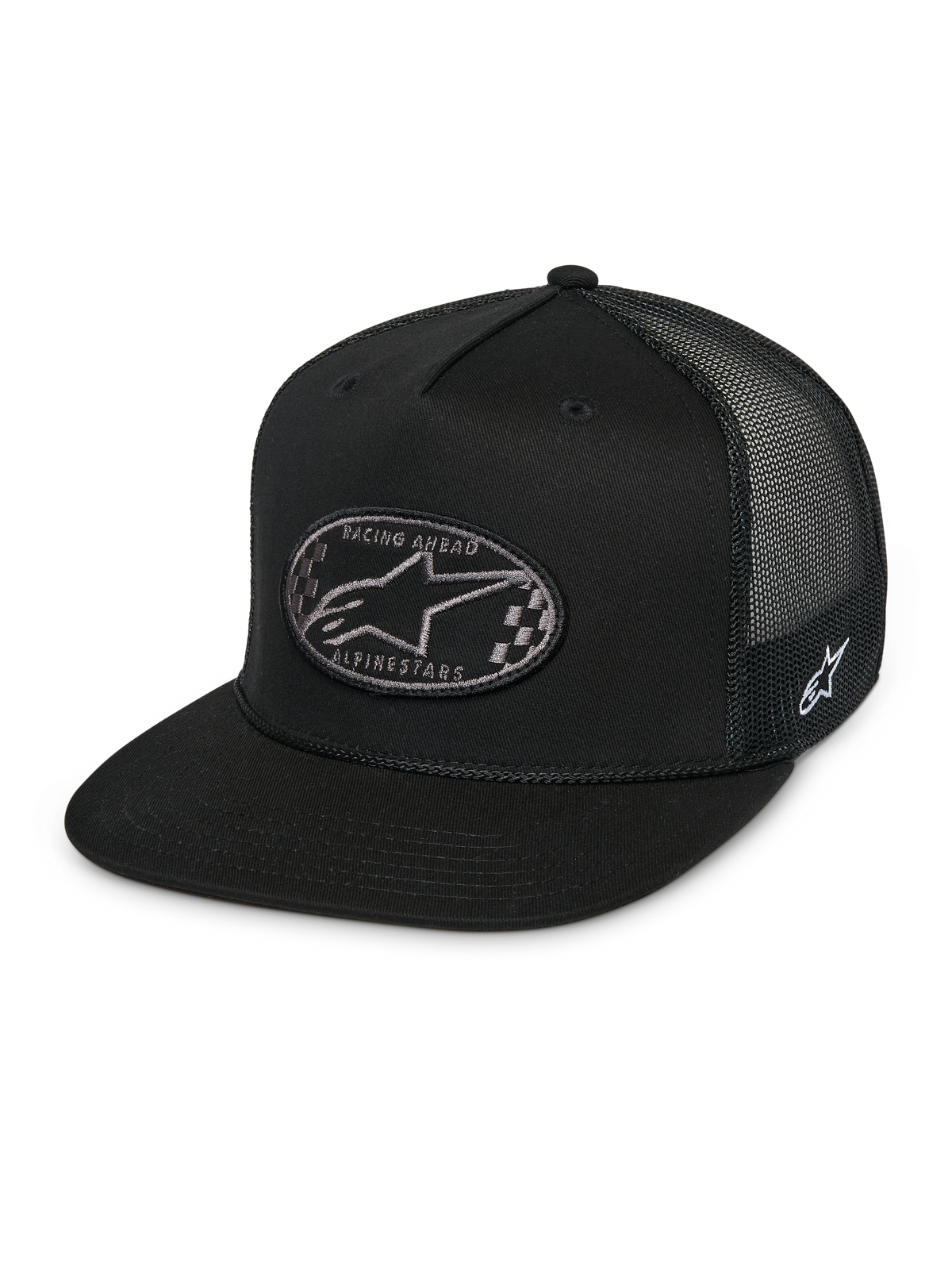 Cappellino Trucker Alpinestars Contender, cappellino snapback nero, visiera piatta, patch ovale frontale con logo Astars a scacchi e scritta Racing Ahead, retro in rete nera, ricamo del logo sul lato, abbigliamento streetwear casual motorsport