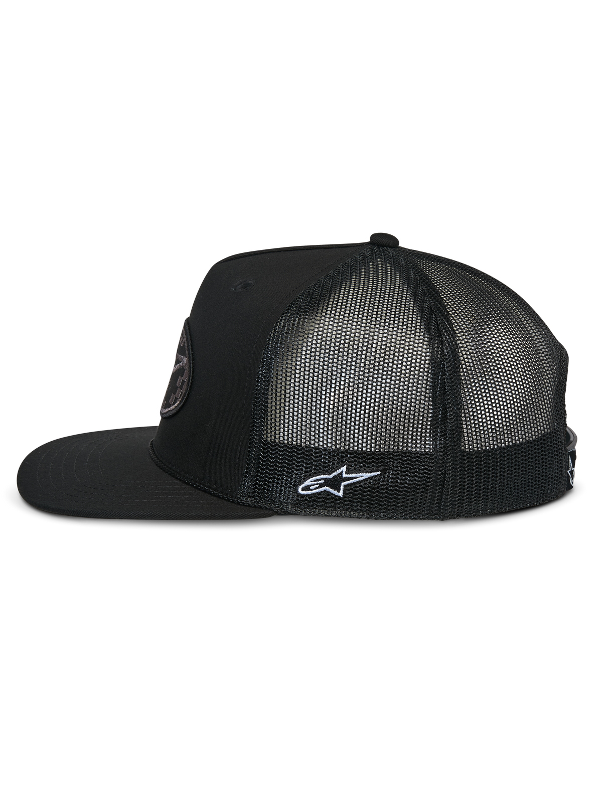 Cappellino Alpinestars Contender Trucker, profilo laterale, nero, visiera piatta con corona strutturata, retro in rete di poliestere traspirante, con logo Astars bianco ricamato sul lato, copricapo casual di ispirazione motorsport