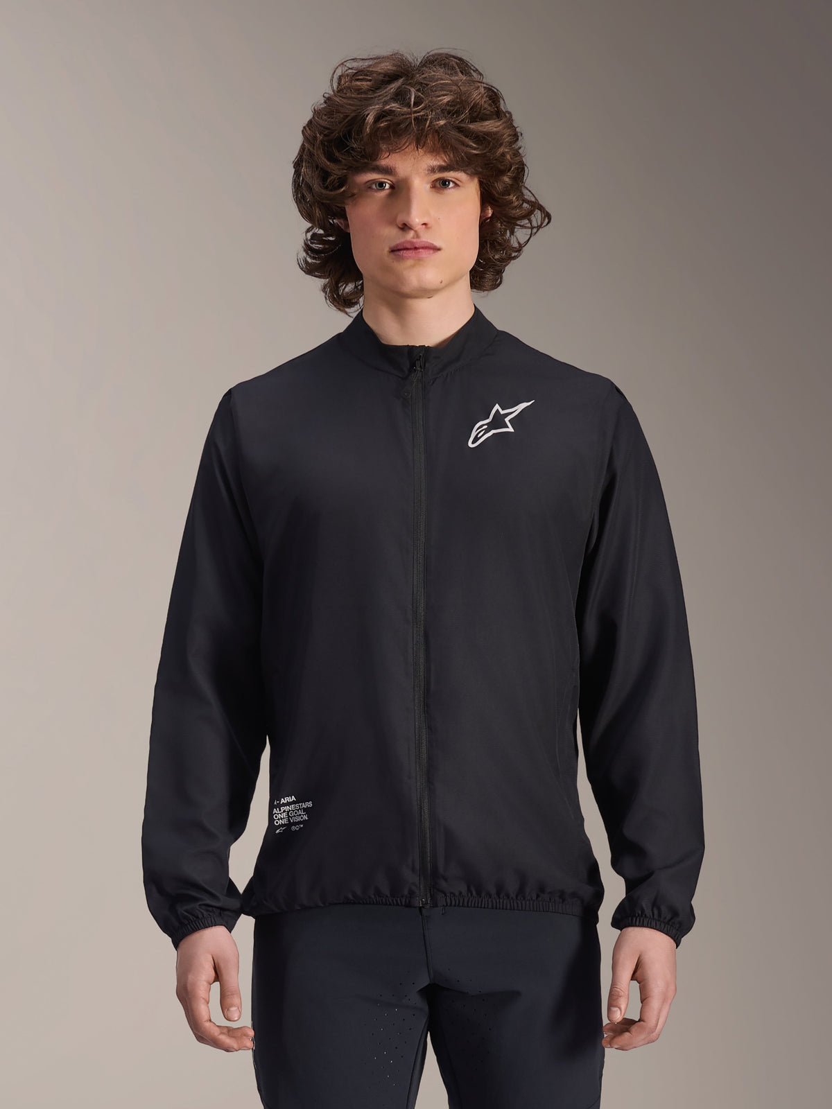Alpinestars Giacca A-Aria Windbreaker, nero, giacca da ciclismo leggera, con logo Astars bianco sul petto e branding in basso a destra, zip frontale completa, collo alto, polsini e orlo elastici, vestibilità performante per sport all'aperto