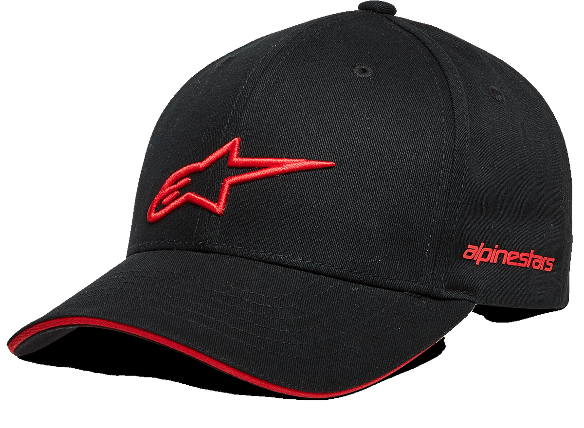 Alpinestars Rostrum Hat, berretto da baseball nero con logo a stella 3D rosso, visiera curva con bordo rosso, branding Alpinestars ricamato lateralmente, copricapo casual da motorsport